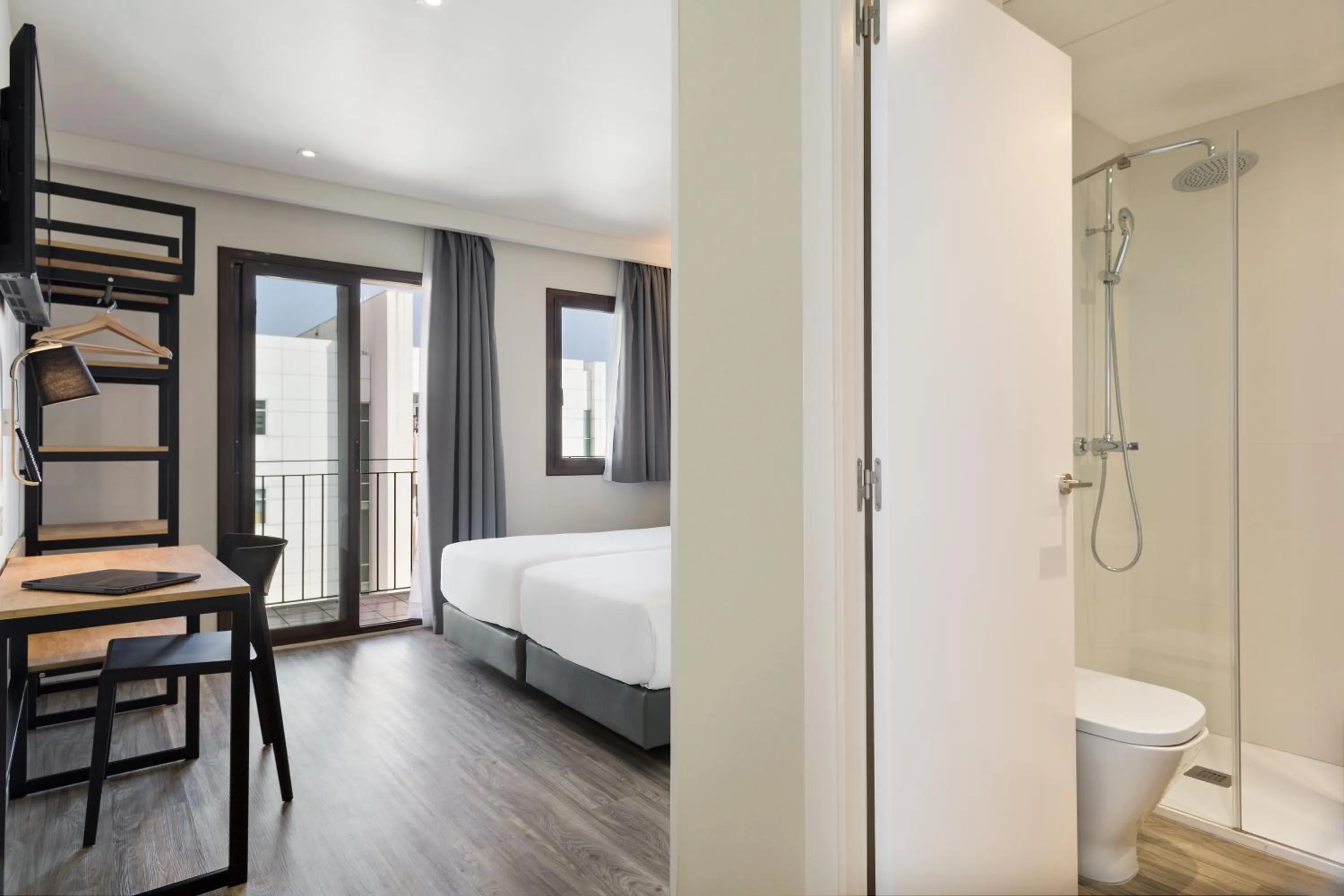 Bathroom, Bed in Acta BCN 40