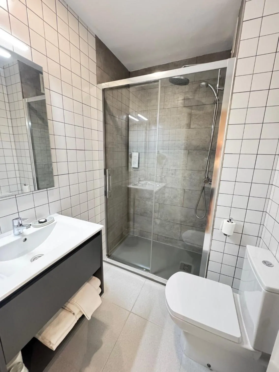 Shower in Hotel Ancora