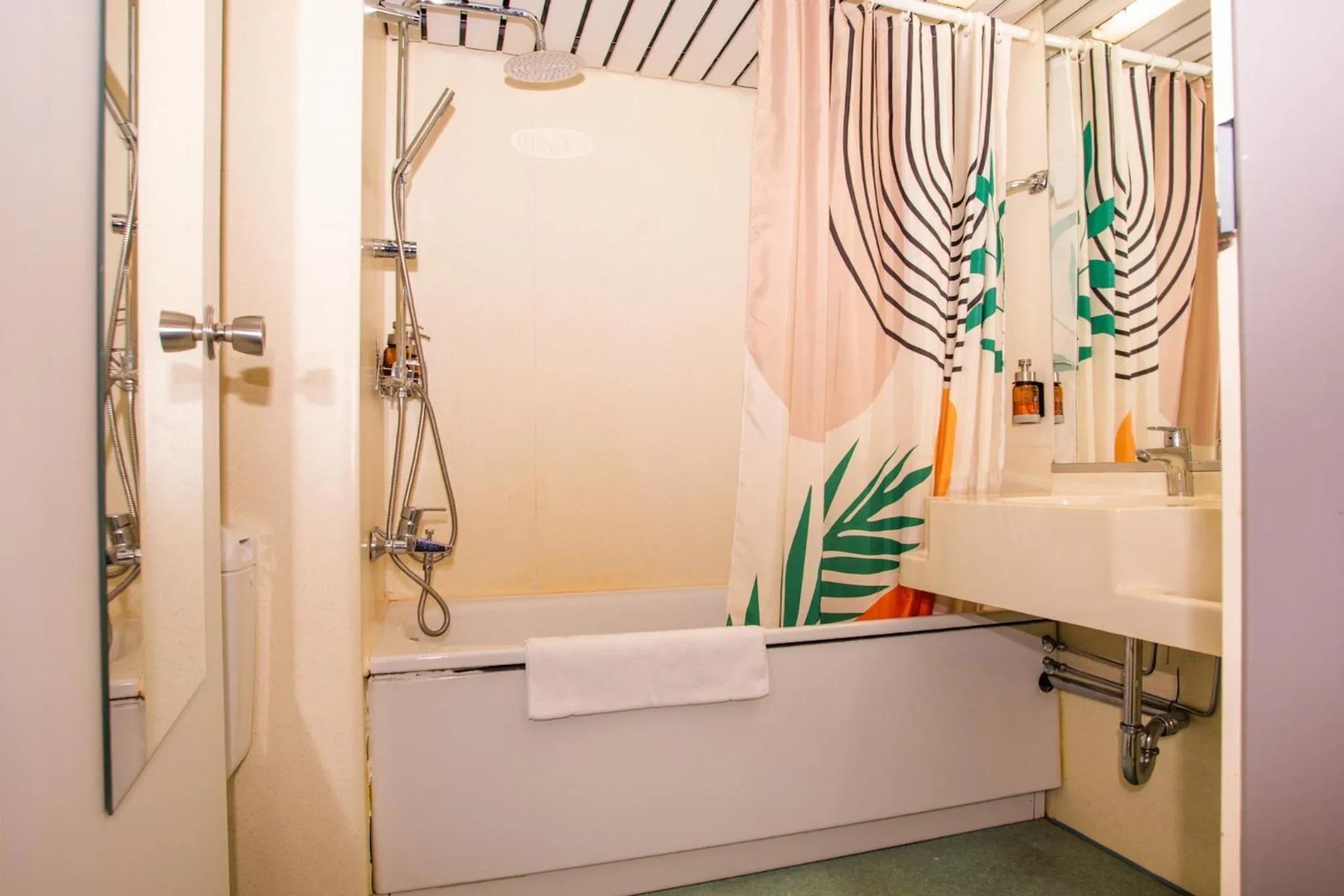 Bathroom in Hessenland Hotel Kassel Innenstadt by Stay Awesome