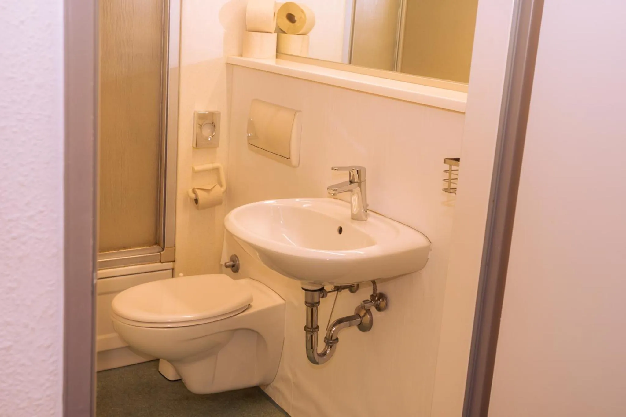 Toilet in Hessenland Hotel Kassel Innenstadt by Stay Awesome