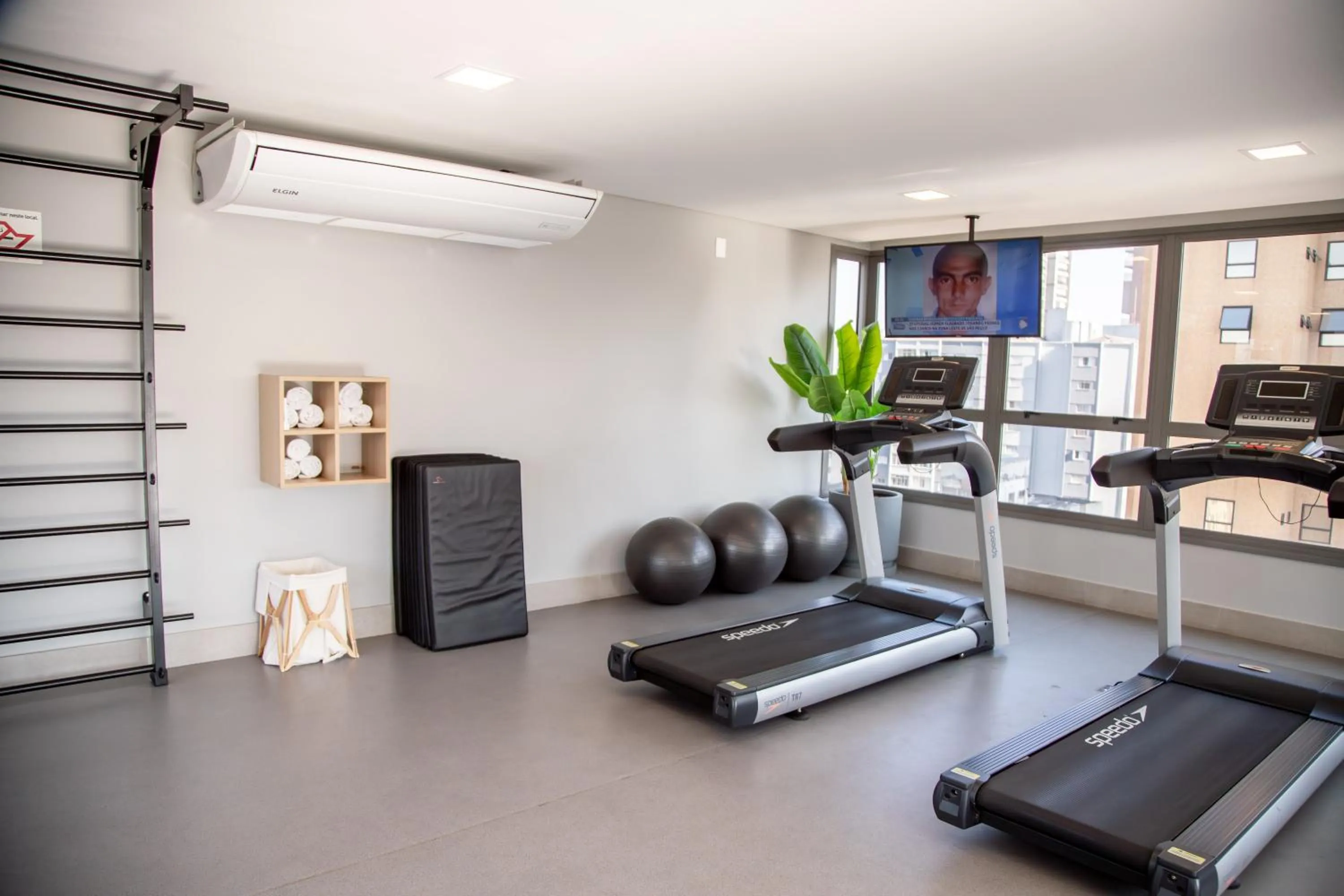 Fitness centre/facilities in Cozzy Suites Paraíso Hotel