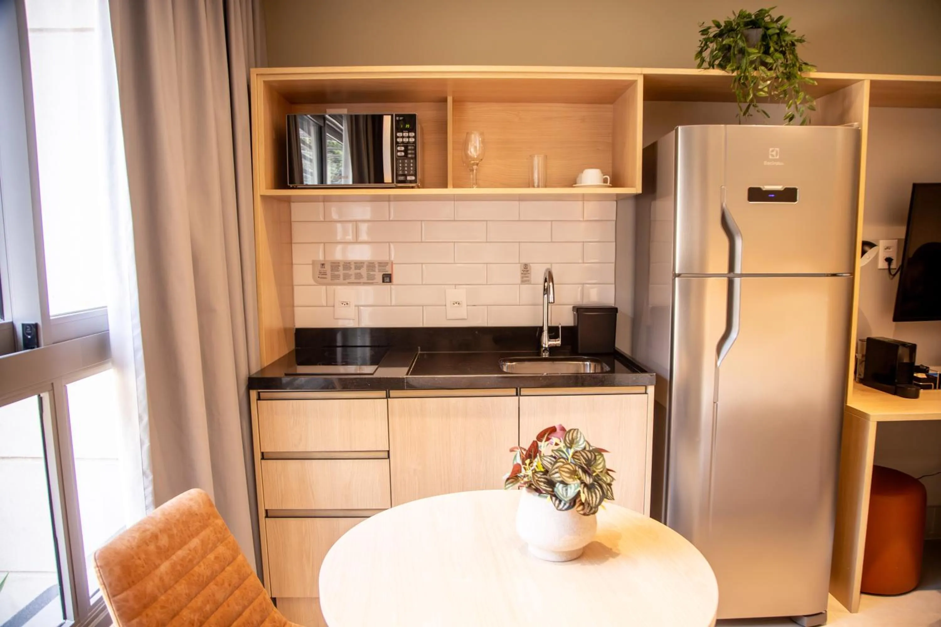 Kitchen or kitchenette in Cozzy Suites Paraíso Hotel