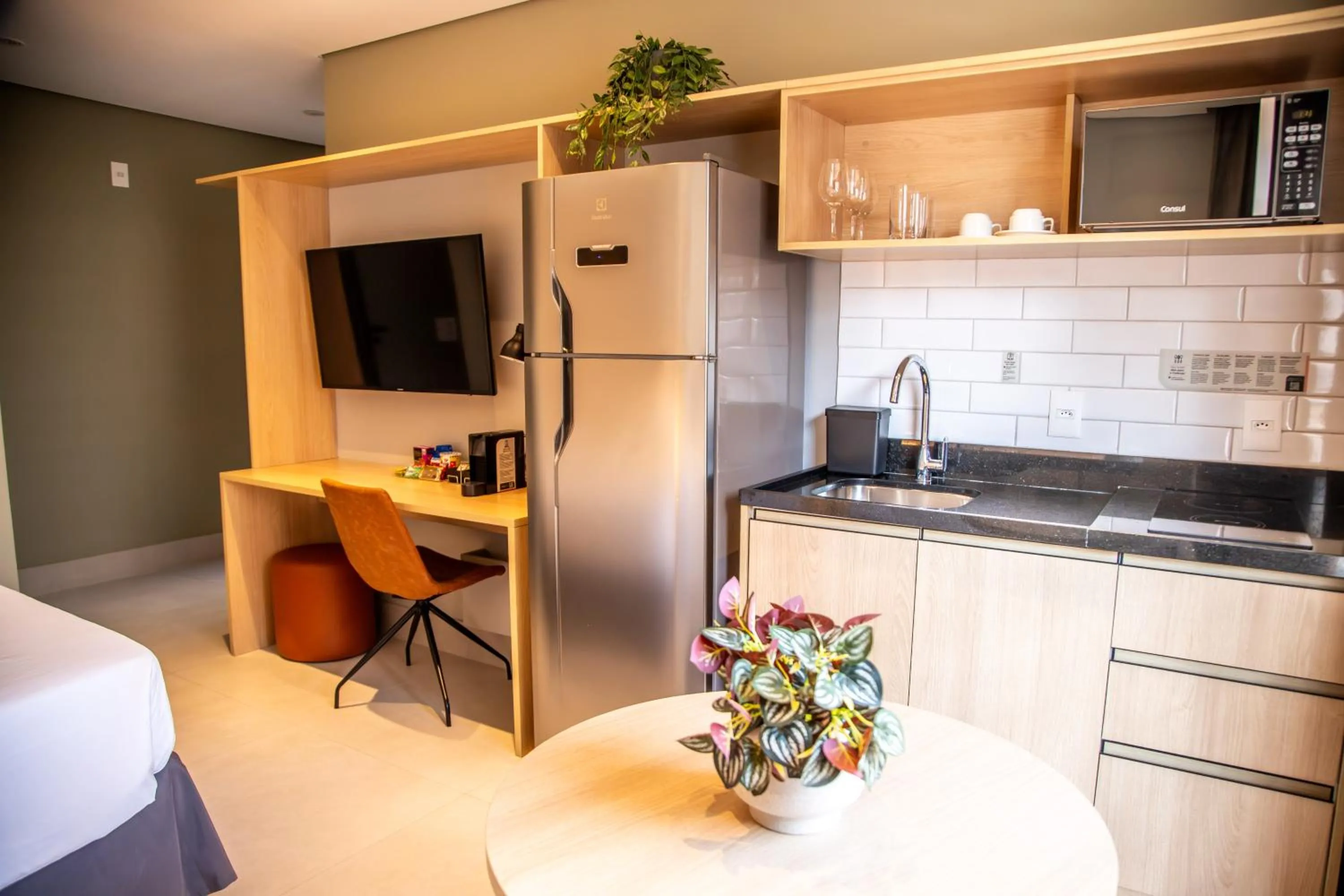 TV and multimedia in Cozzy Suites Paraíso Hotel