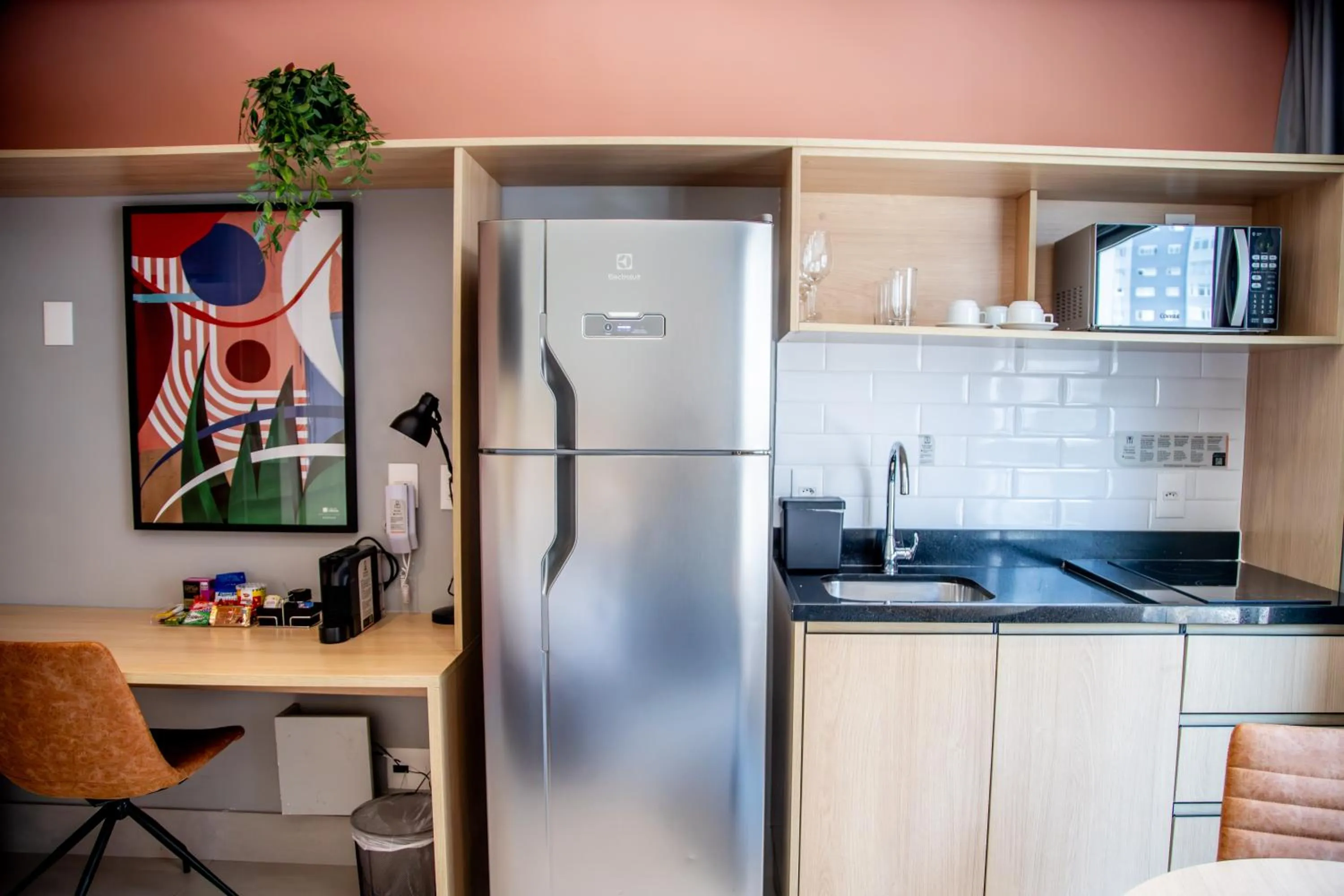 Kitchen or kitchenette in Cozzy Suites Paraíso Hotel