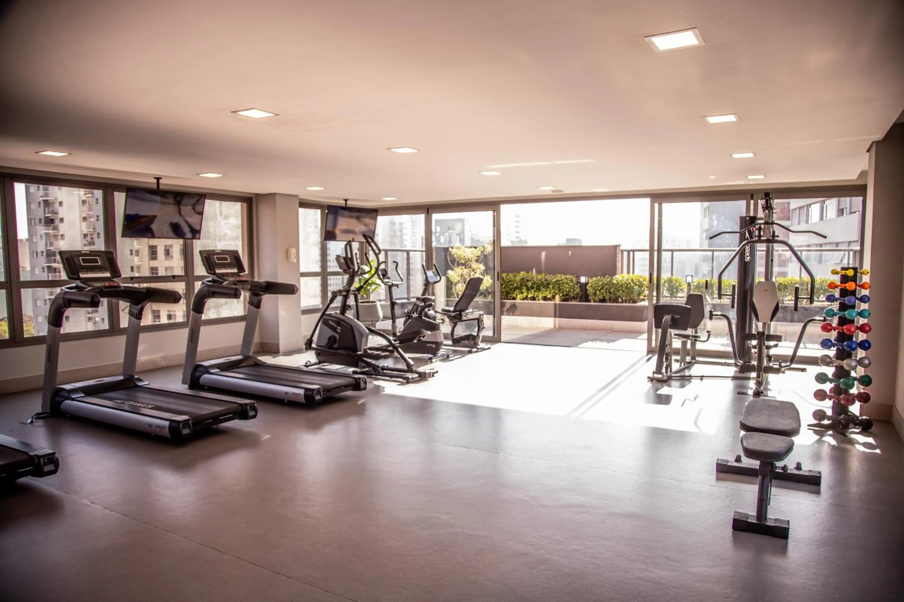 Fitness centre/facilities in Cozzy Suites Paraíso Hotel