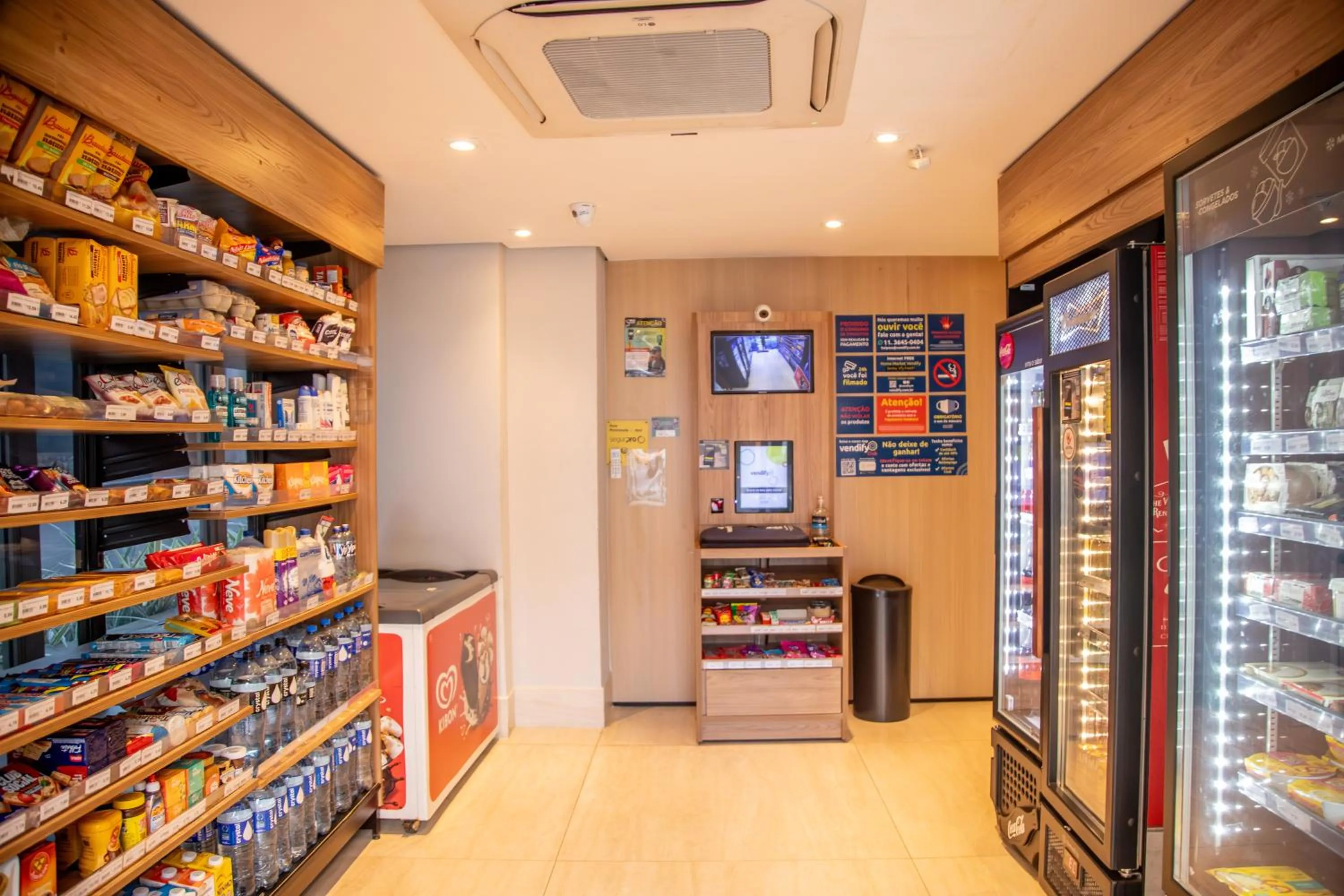 Supermarket/grocery shop in Cozzy Suites Paraíso Hotel