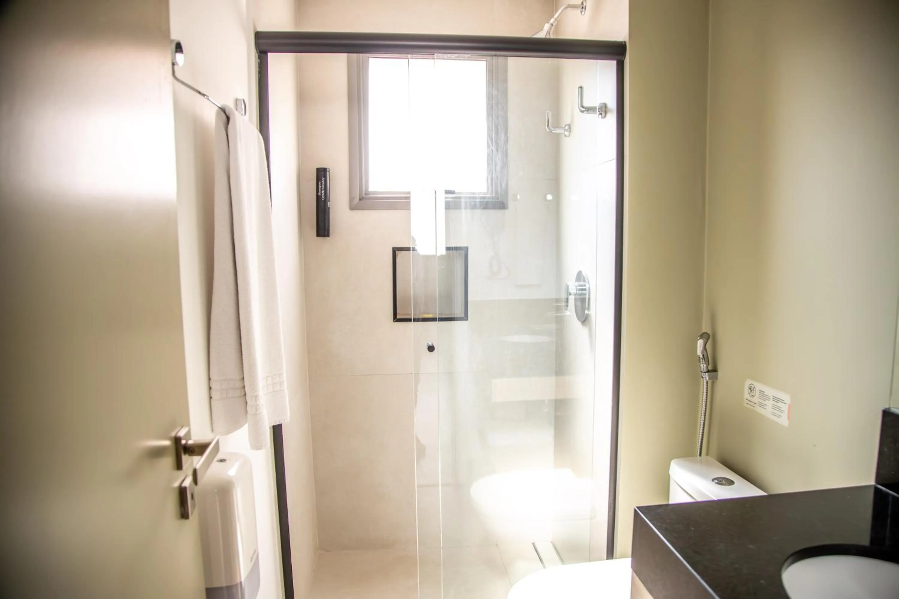 Bathroom in Cozzy Suites Paraíso Hotel