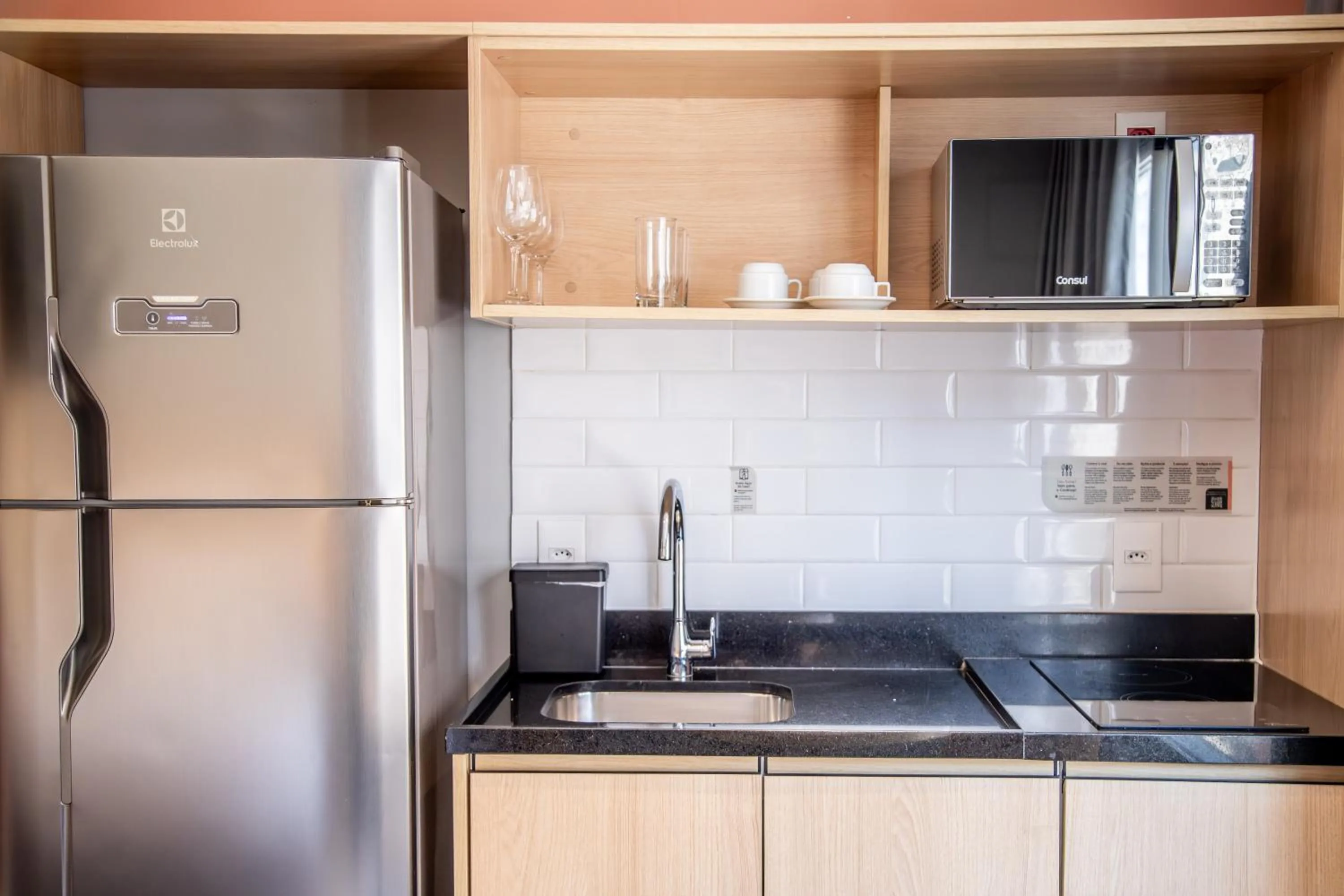 Kitchen or kitchenette in Cozzy Suites Paraíso Hotel