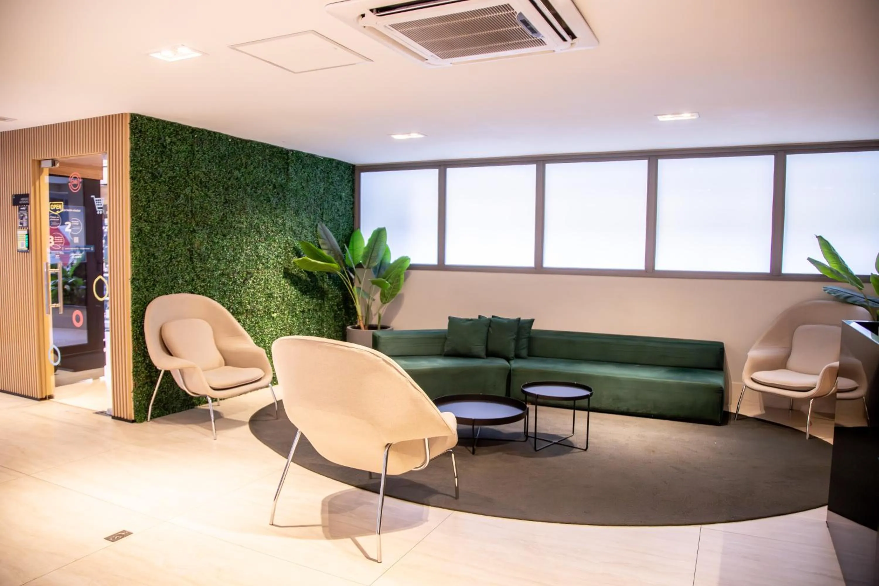 Communal lounge/ TV room in Cozzy Suites Paraíso Hotel