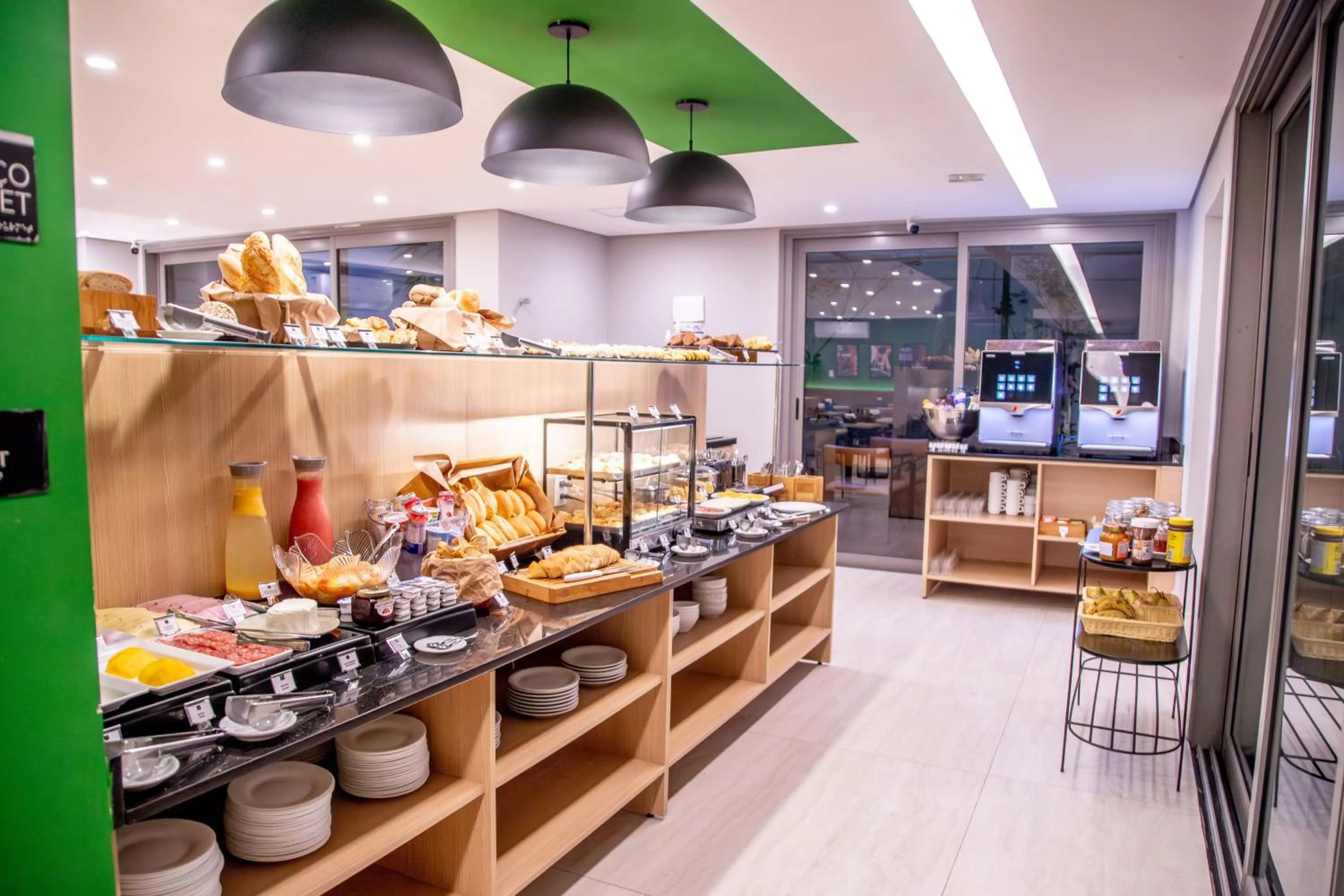 Buffet breakfast in Cozzy Suites Paraíso Hotel