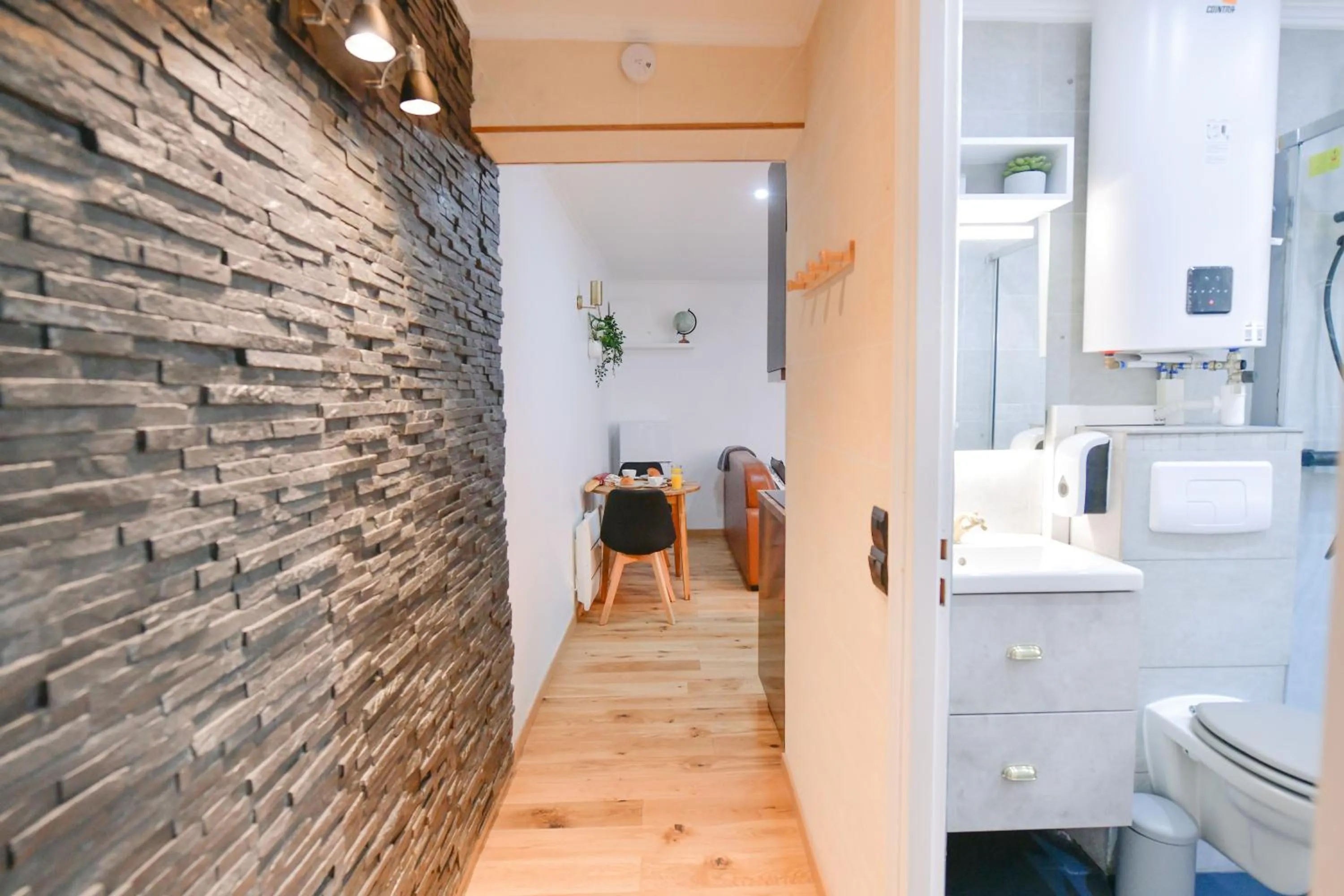 Toilet in Paris La Villette - Charming Apartment 2 rooms