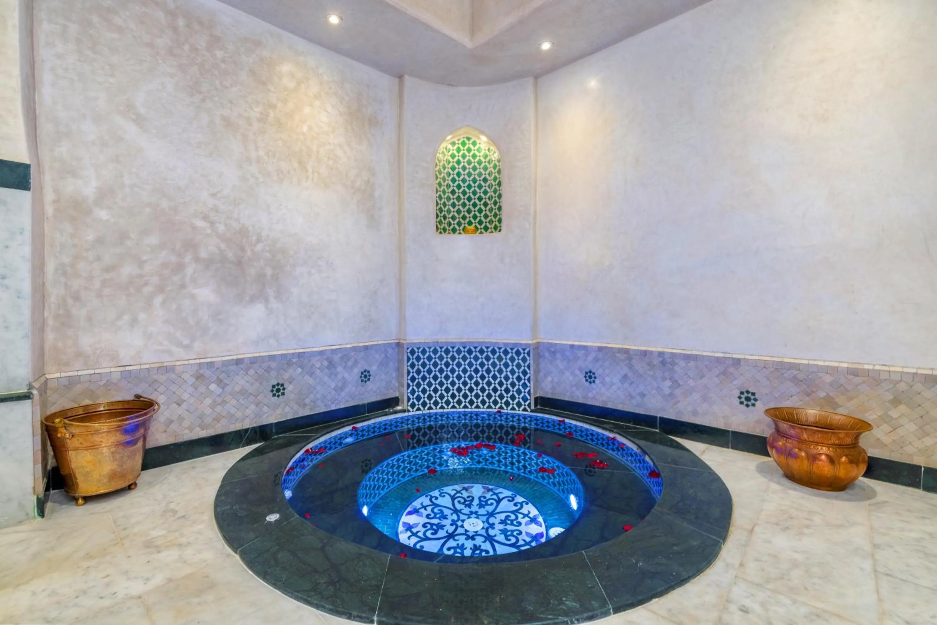 Hot Tub in Riad Diamond Of Marrakech & Spa