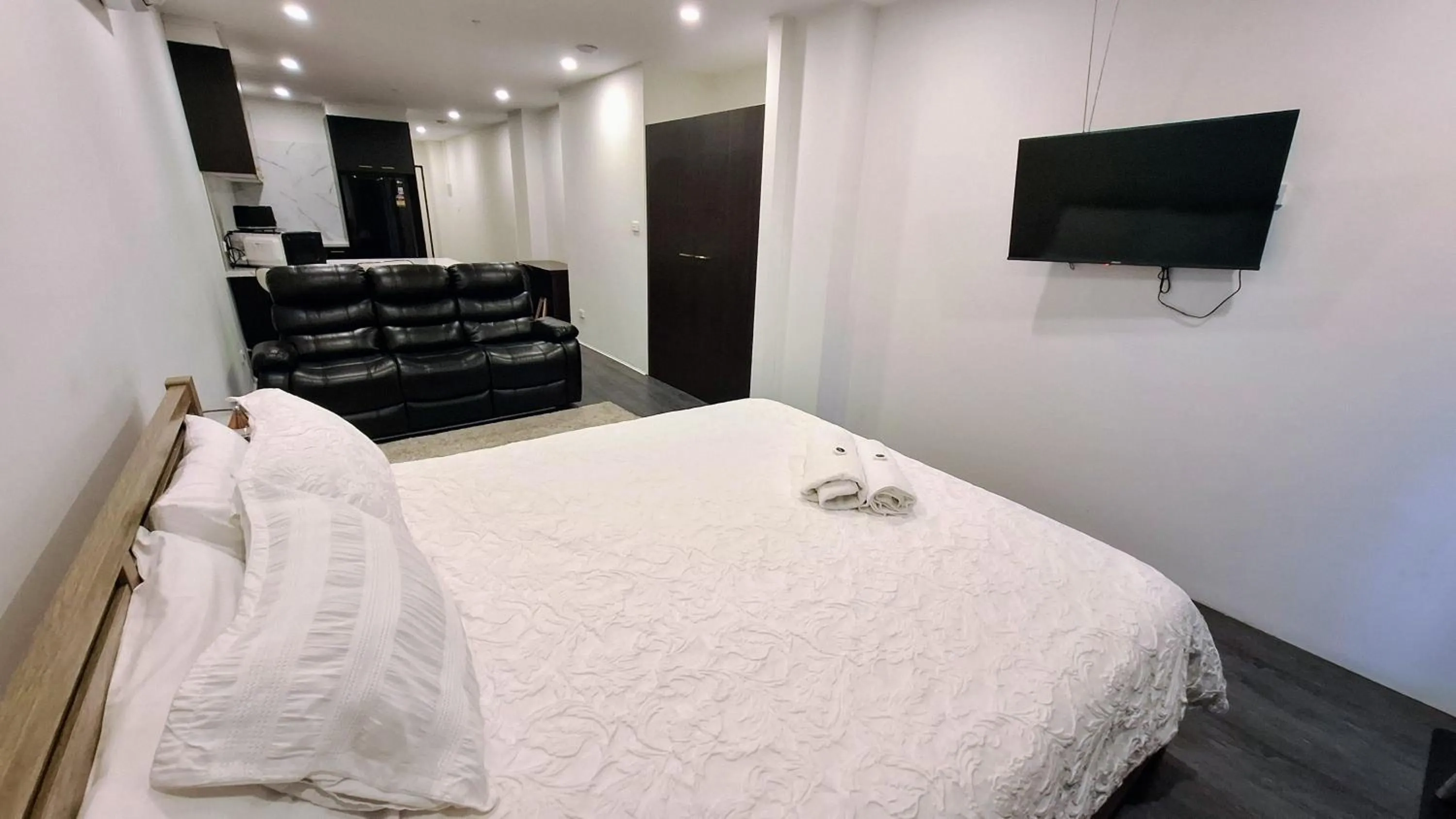 Bed in Exodus Dandenong Apartment Hotel