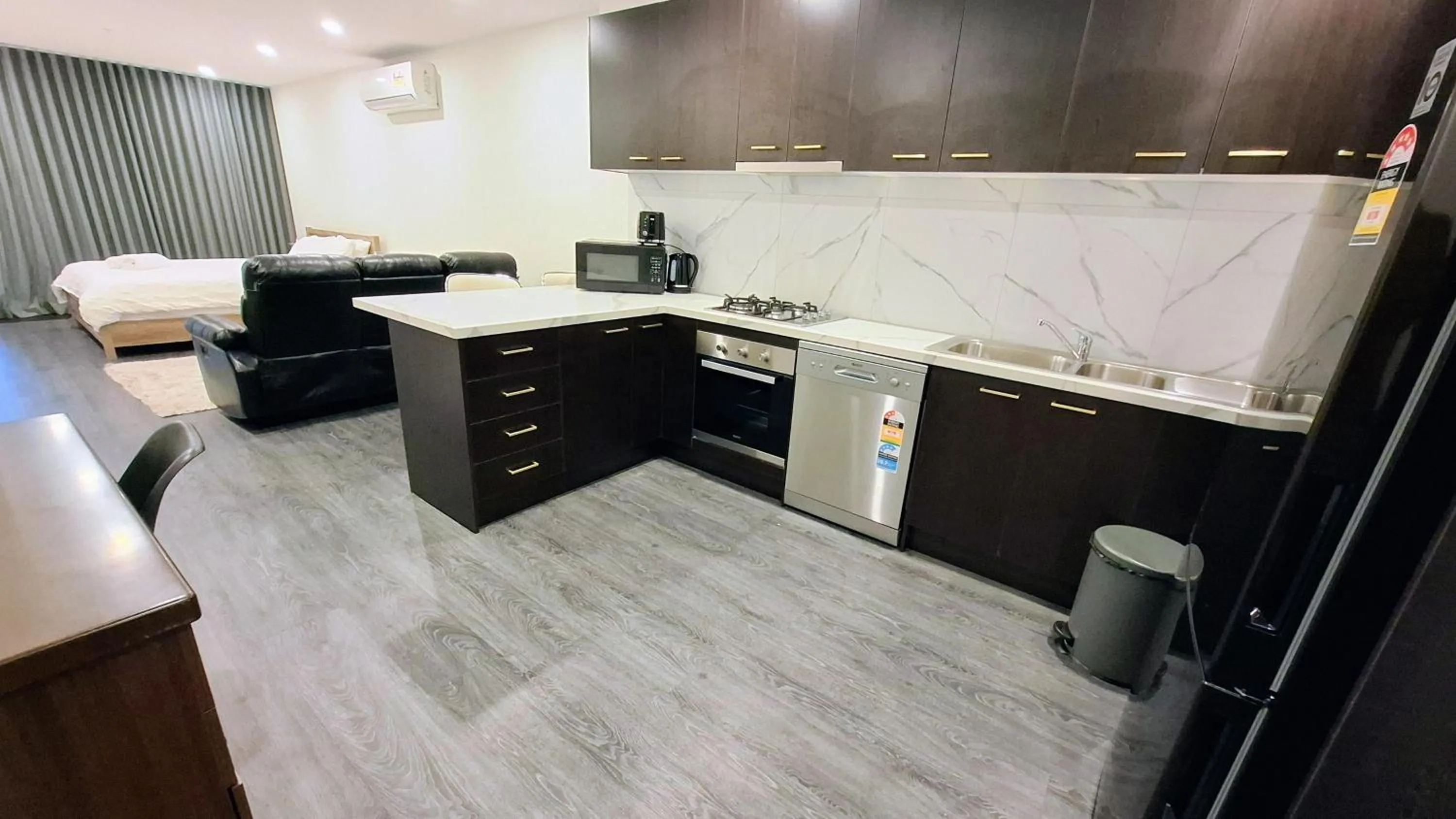 Kitchen or kitchenette, Bed in Exodus Dandenong Apartment Hotel