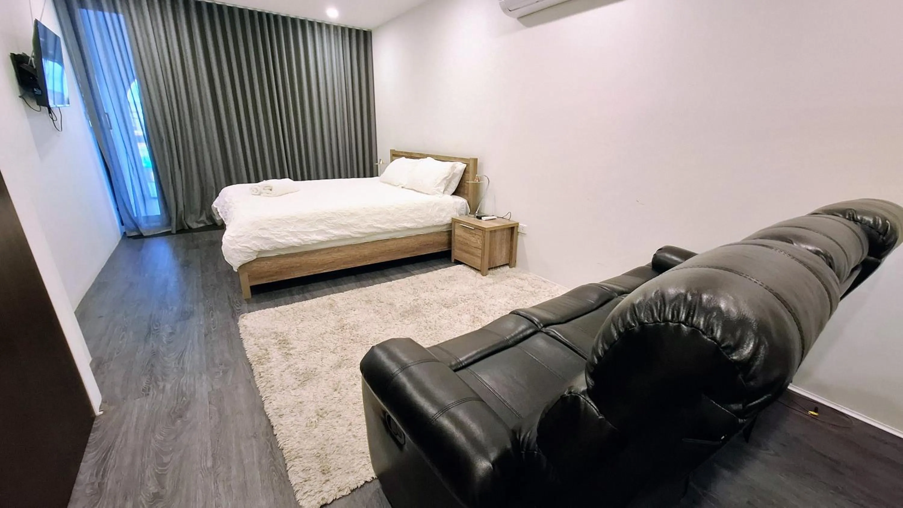 Seating area, Bed in Exodus Dandenong Apartment Hotel
