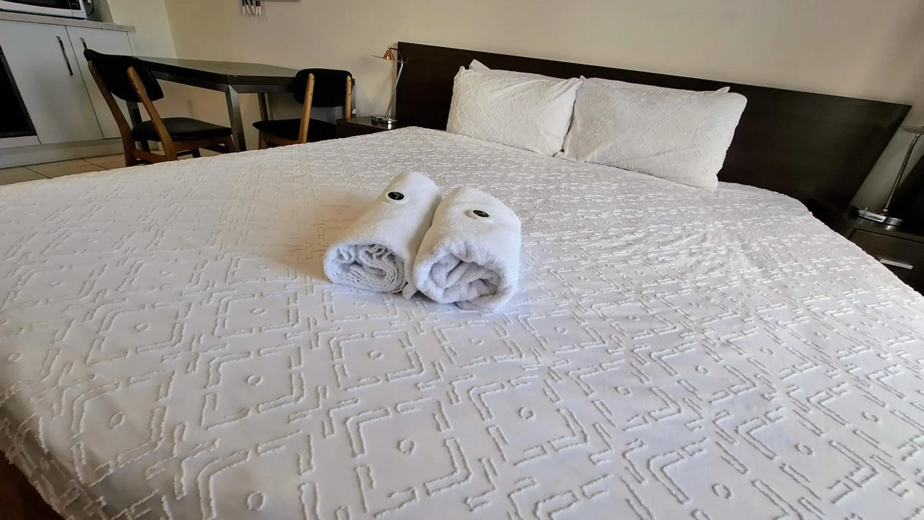 Bed in Exodus Dandenong Apartment Hotel Bed in Exodus Dandenong Apartment Hotel