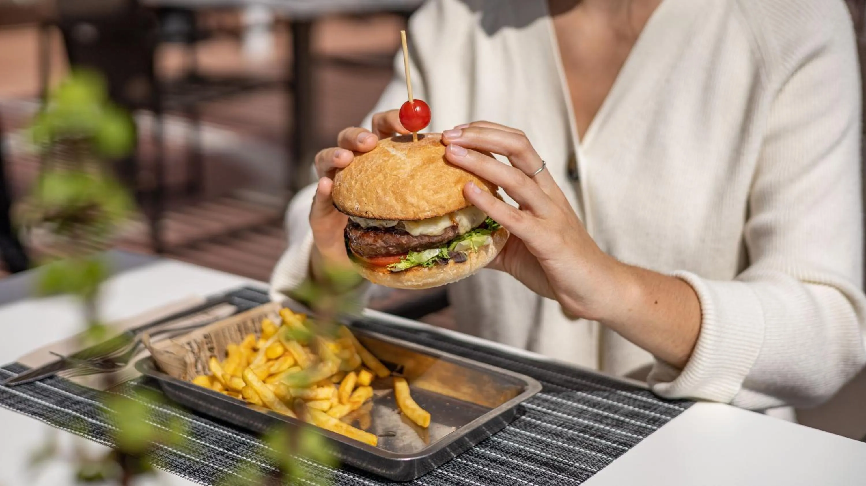 Restaurant/places to eat in Seth Port Mahón