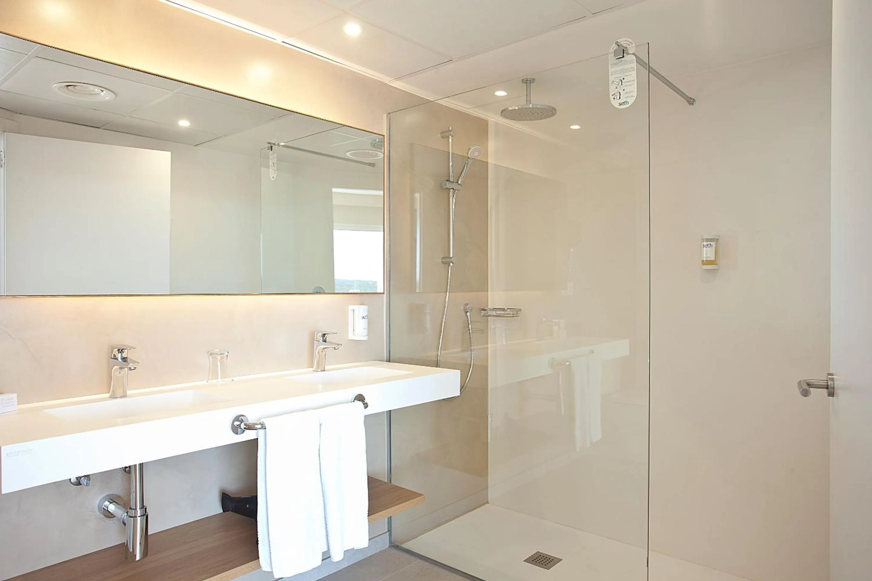 Bathroom in Seth Agamenon