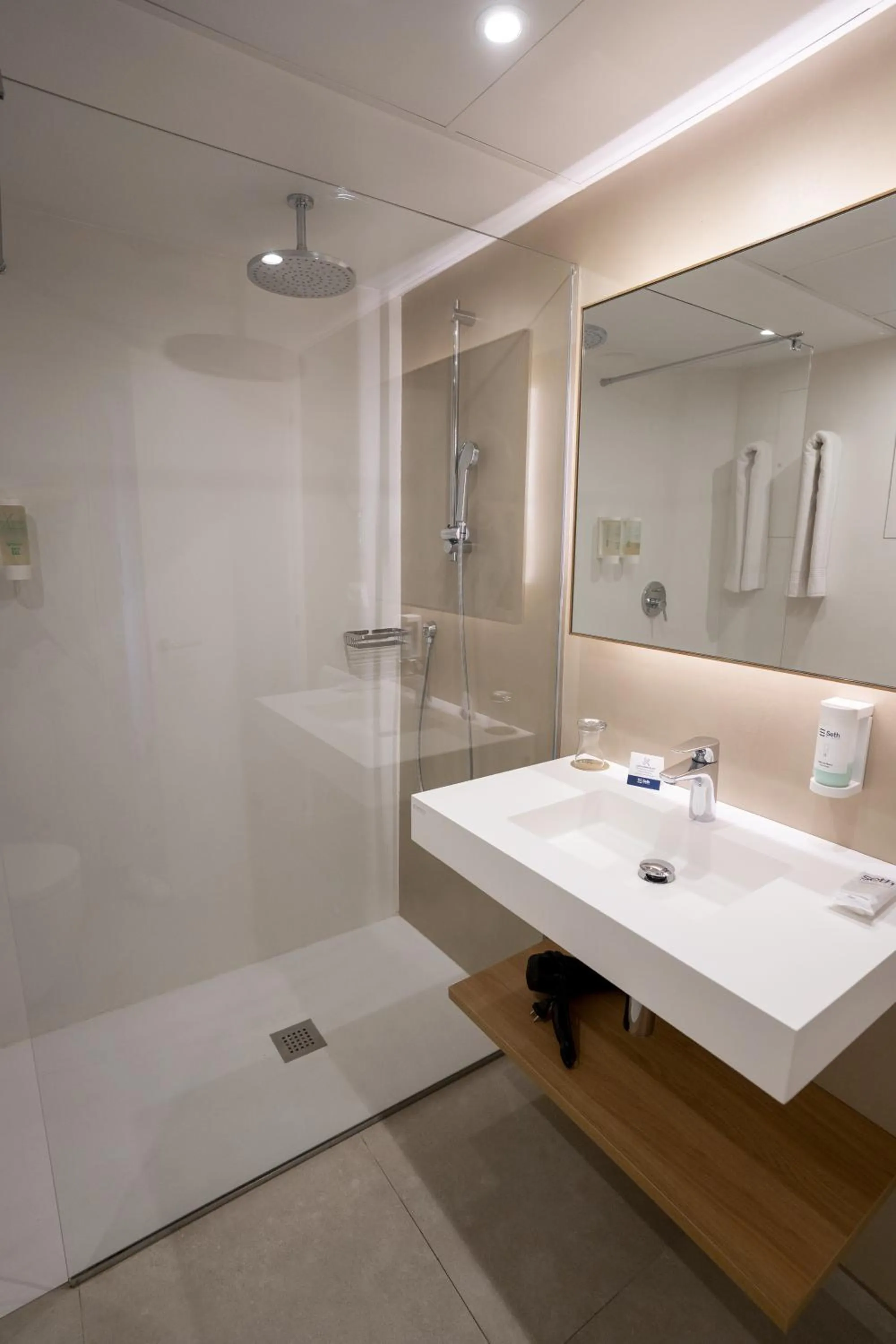 Shower in Seth Agamenon