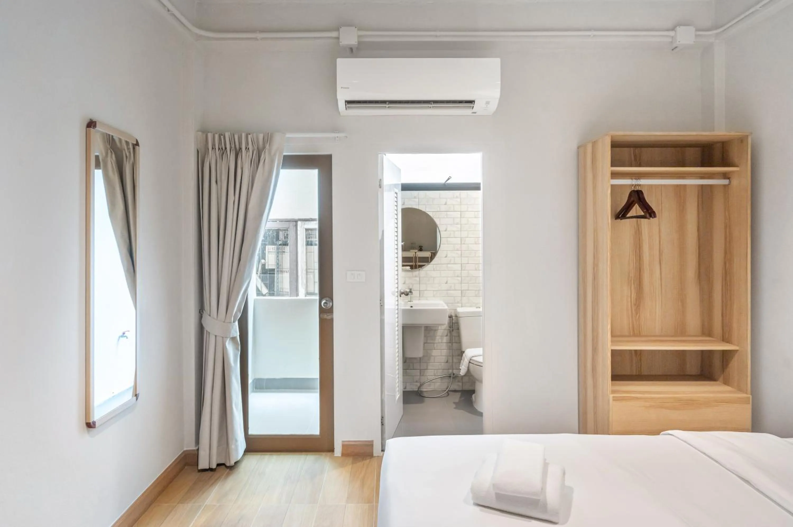 Toilet, Bed in Hotel Wizpark Ratchada