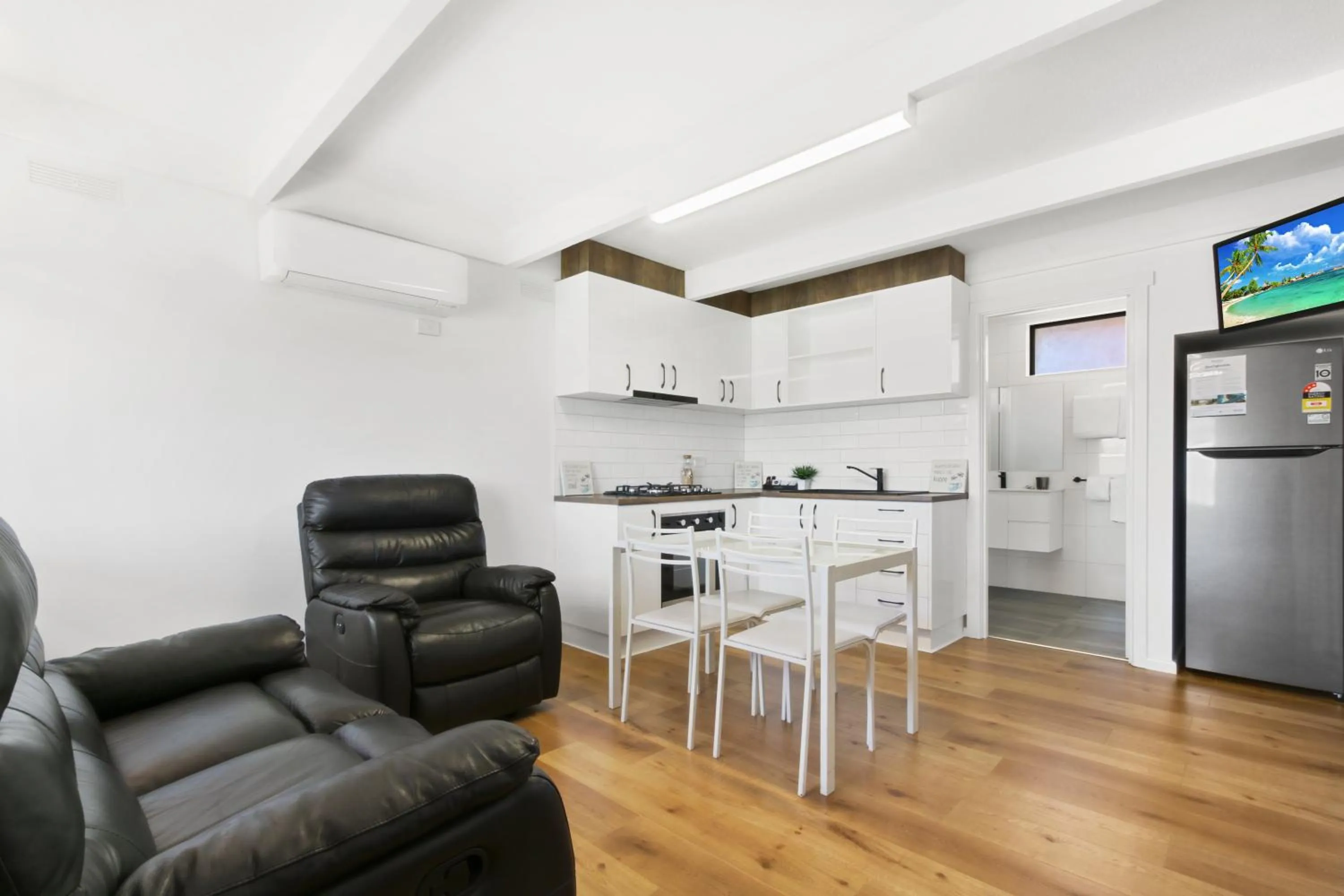 Kitchen or kitchenette in Ocean Bridge Lakes Entrance