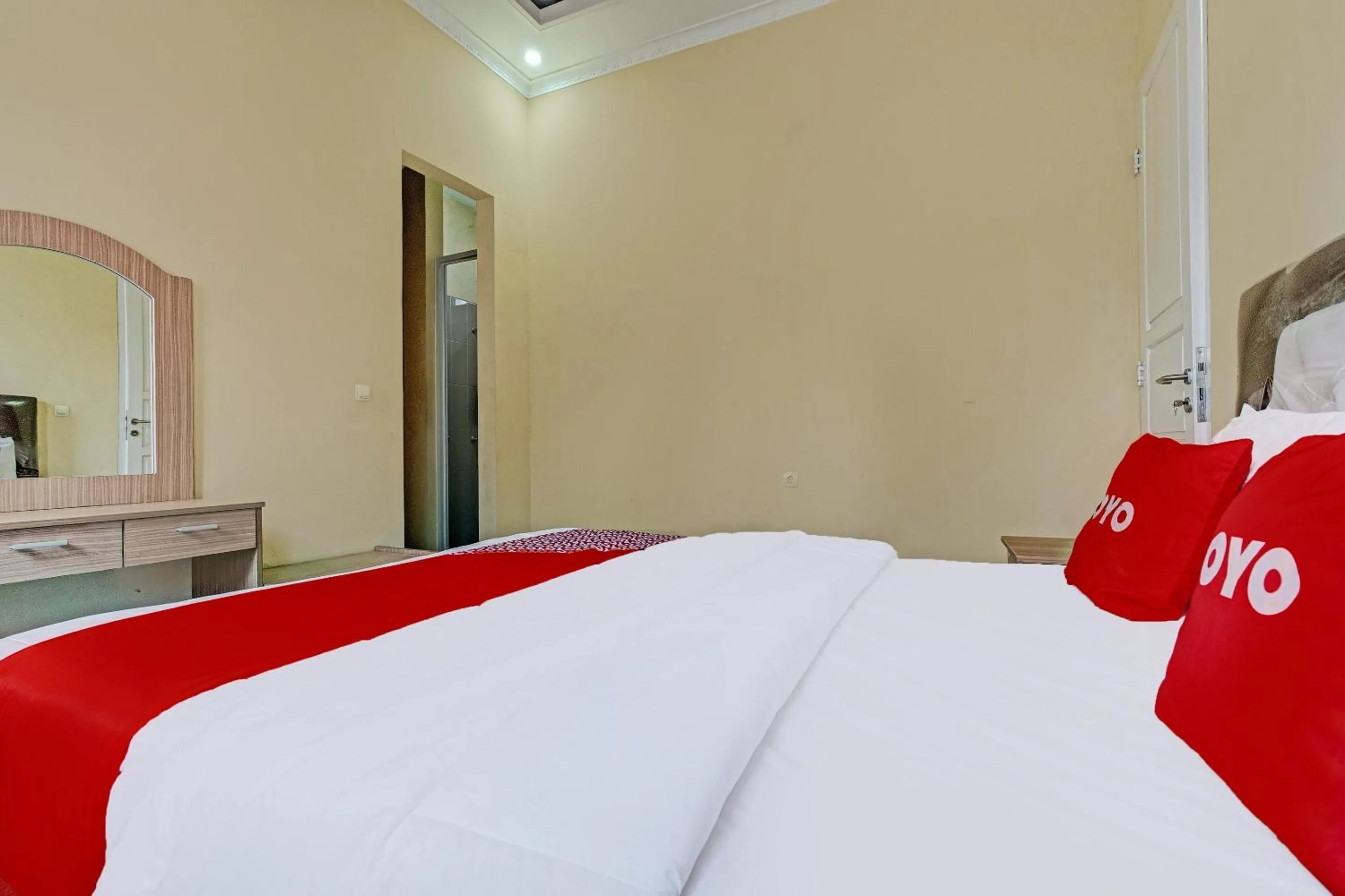 Bedroom in OYO 92023 Singgasana Cipelah Syariah