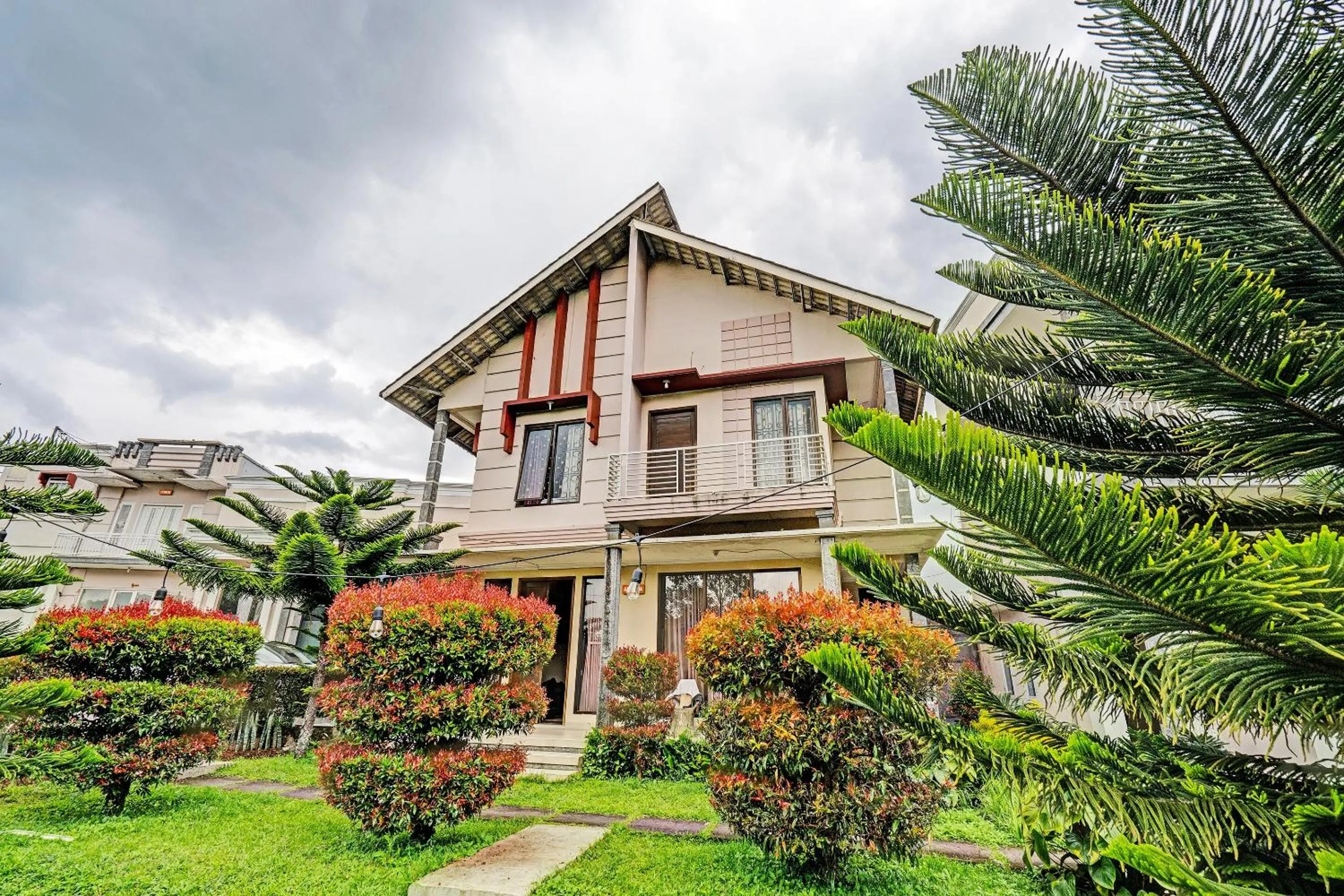 Facade/entrance in OYO 92023 Singgasana Cipelah Syariah