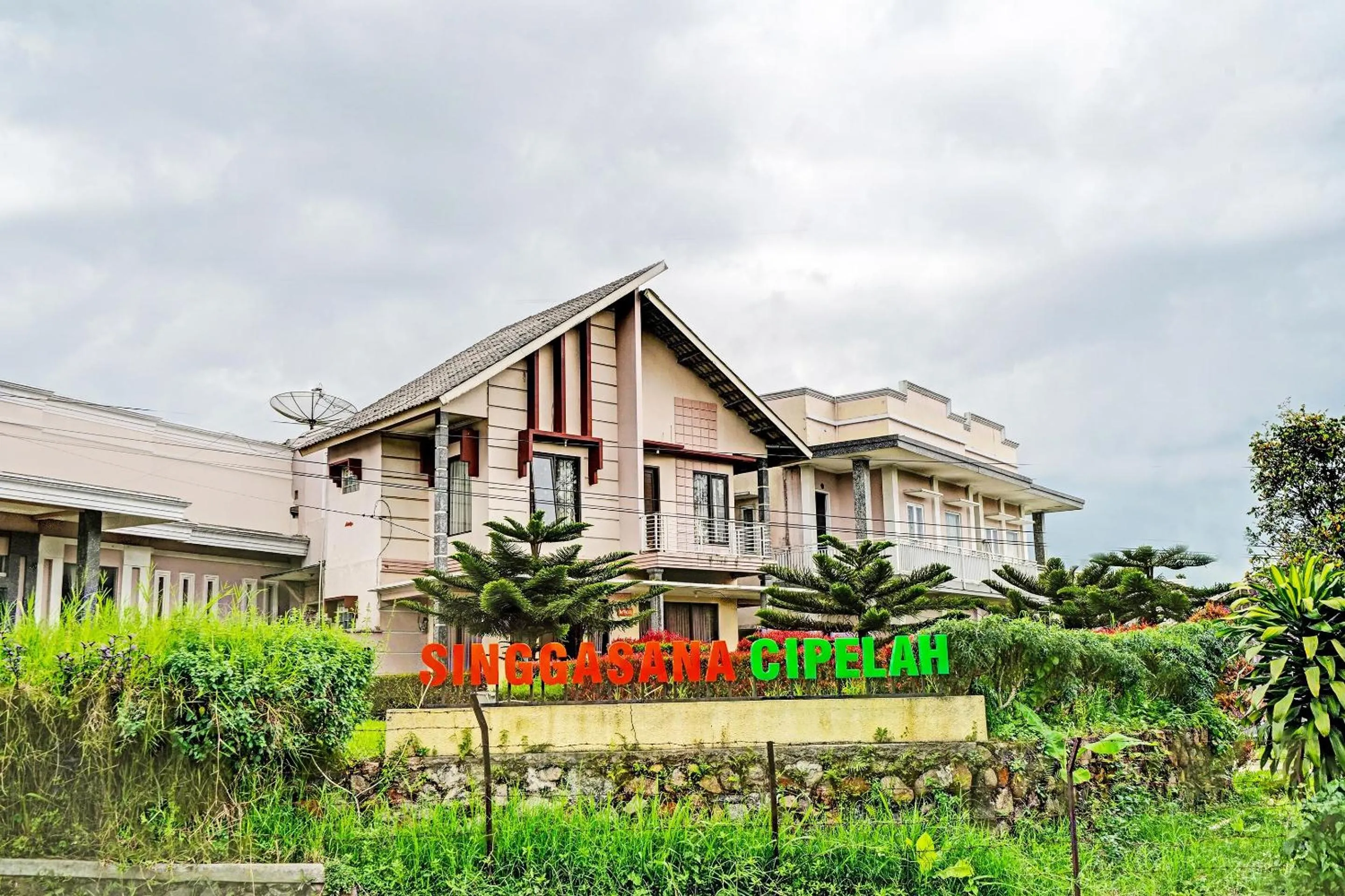 Facade/entrance in OYO 92023 Singgasana Cipelah Syariah