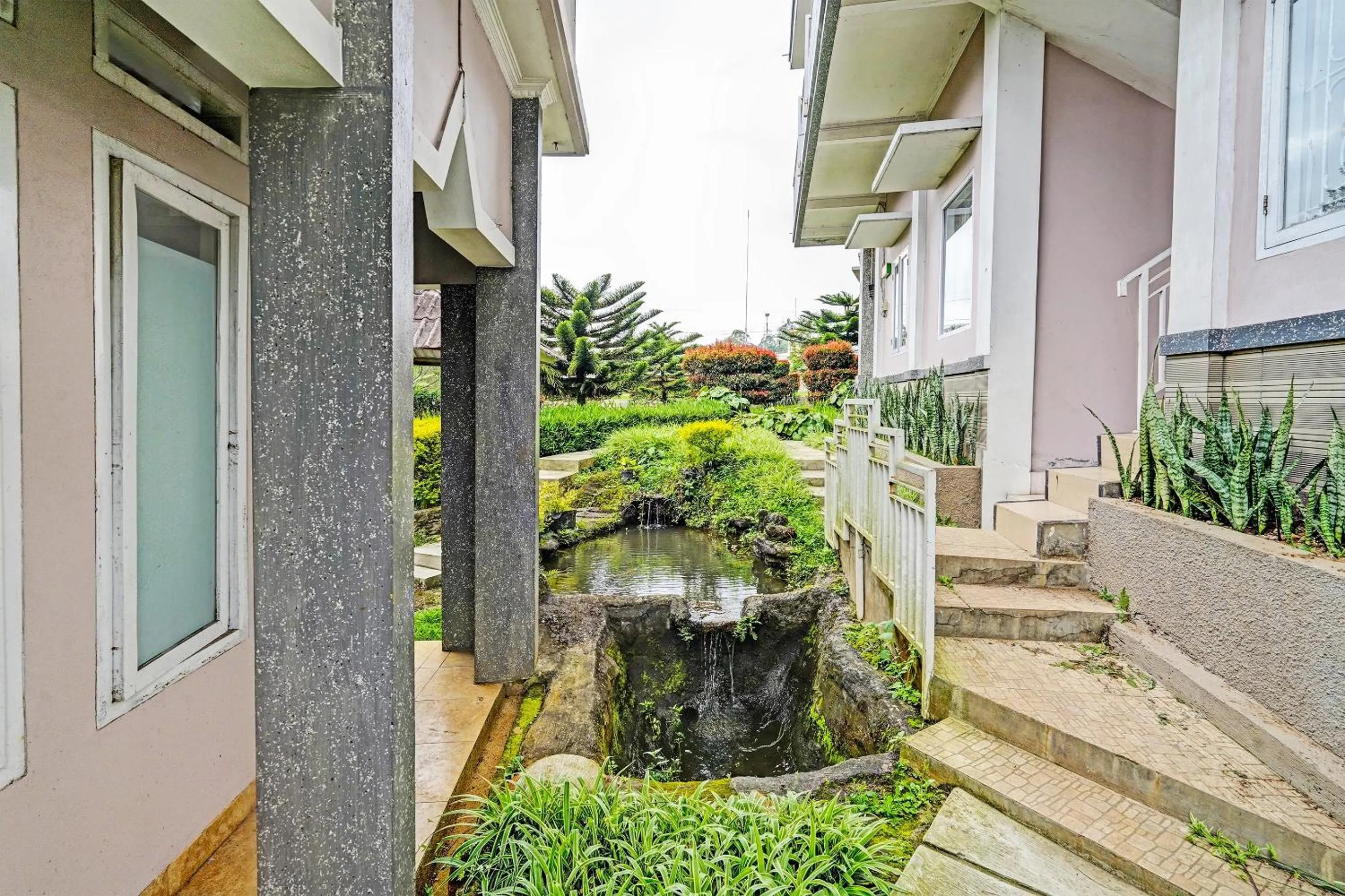 Lobby or reception in OYO 92023 Singgasana Cipelah Syariah