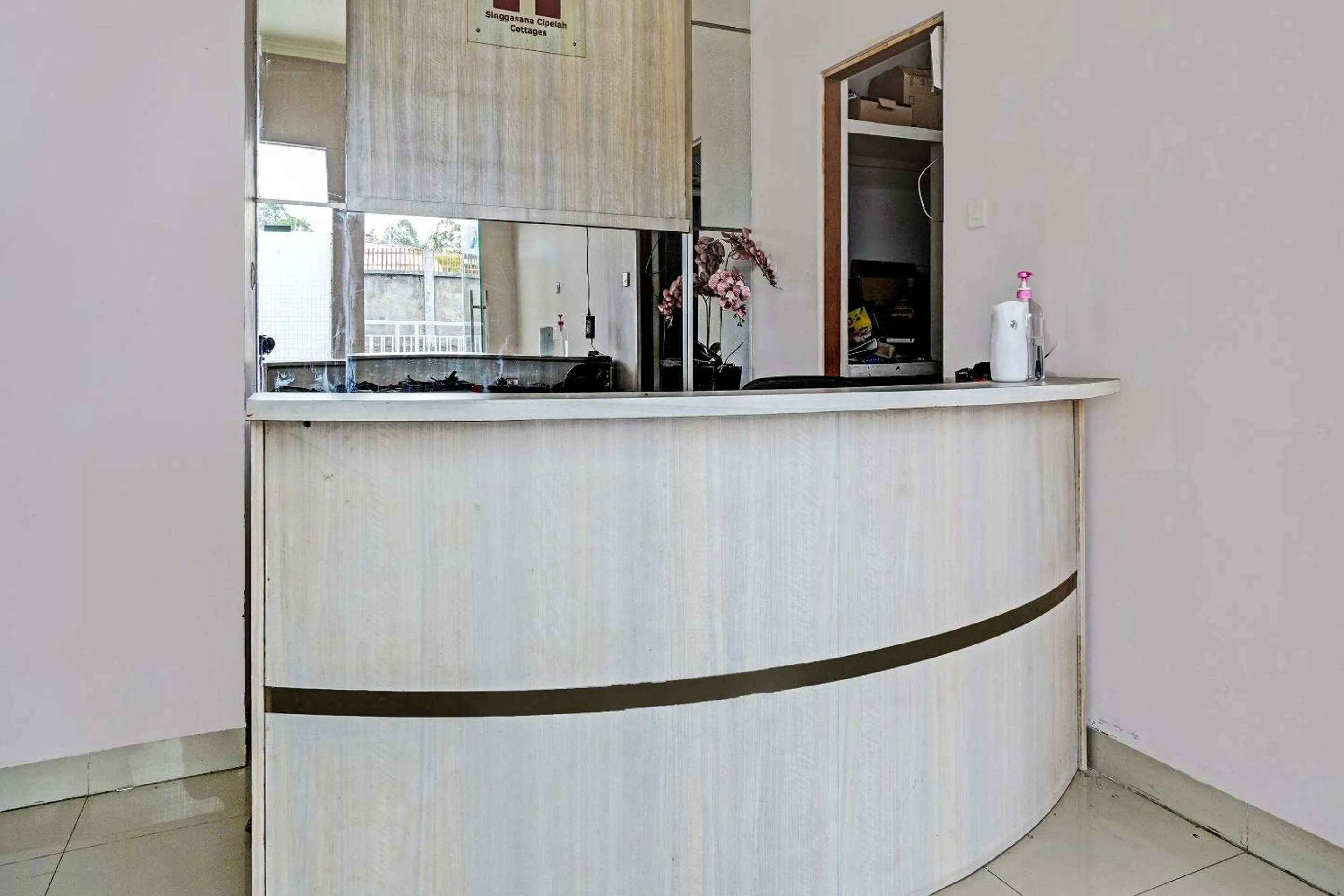 Lobby or reception in OYO 92023 Singgasana Cipelah Syariah