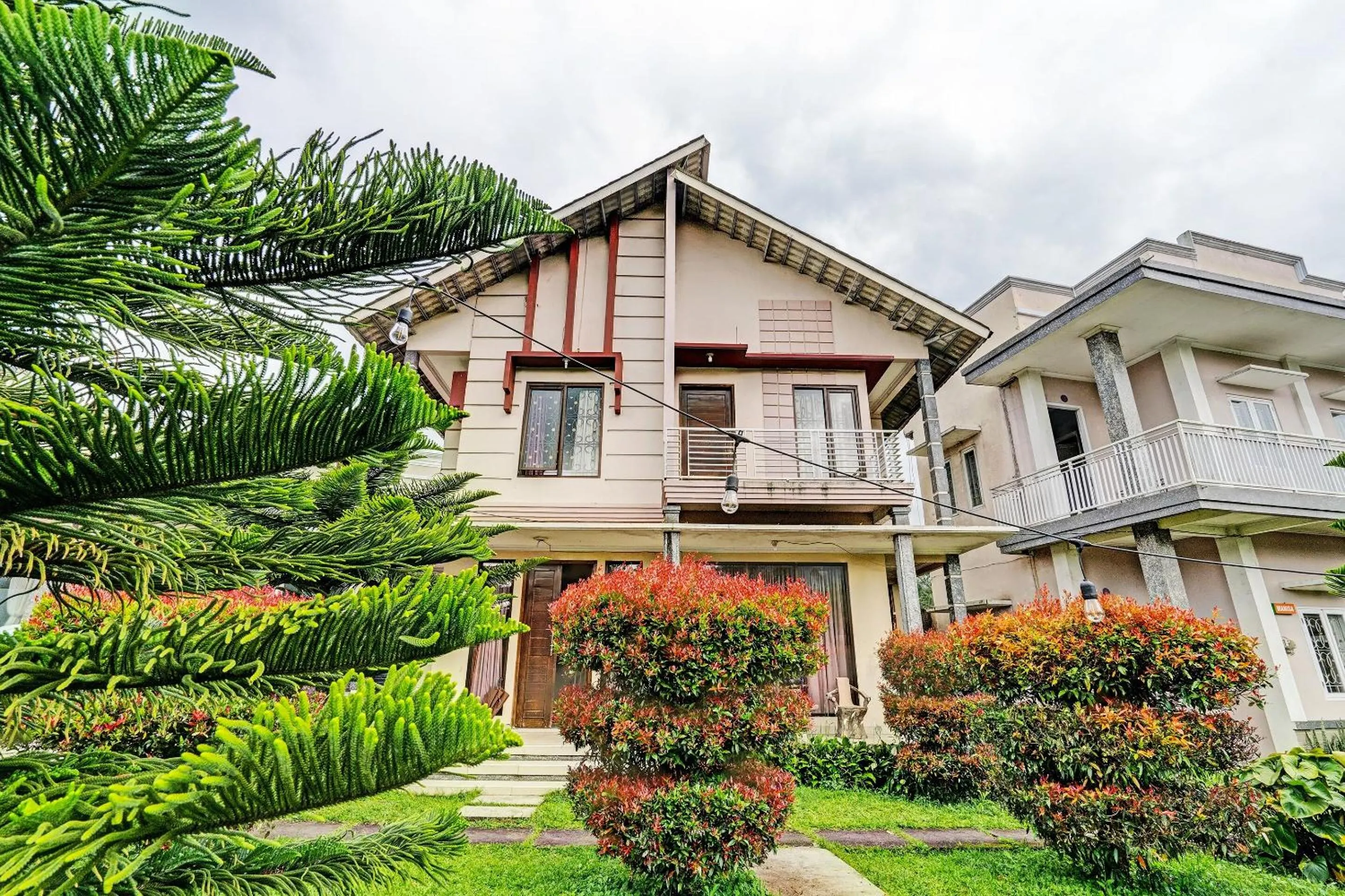 Facade/entrance in OYO 92023 Singgasana Cipelah Syariah