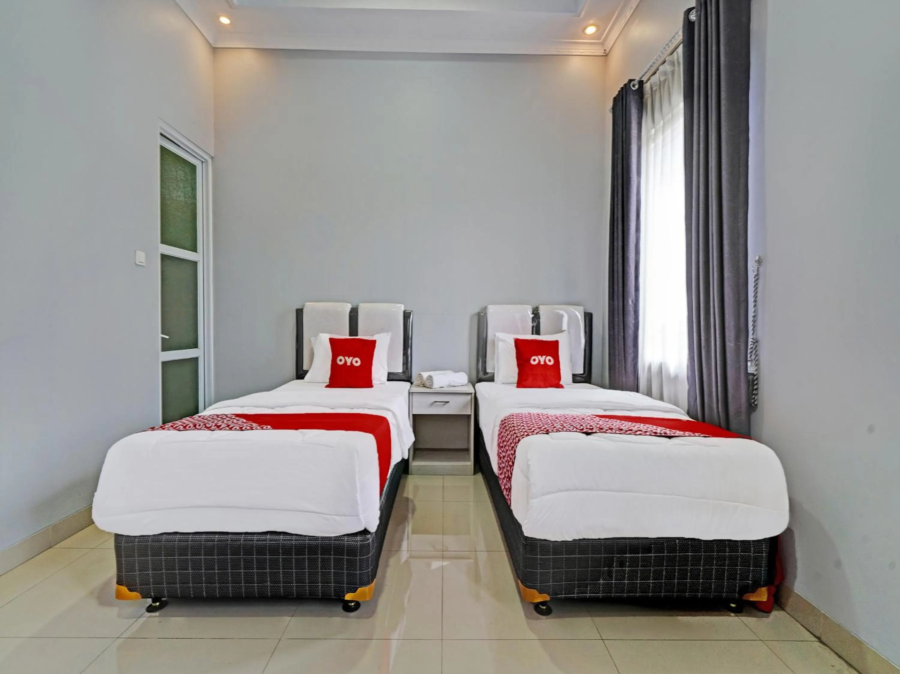 Superior Twin Room in OYO 92023 Singgasana Cipelah Syariah
