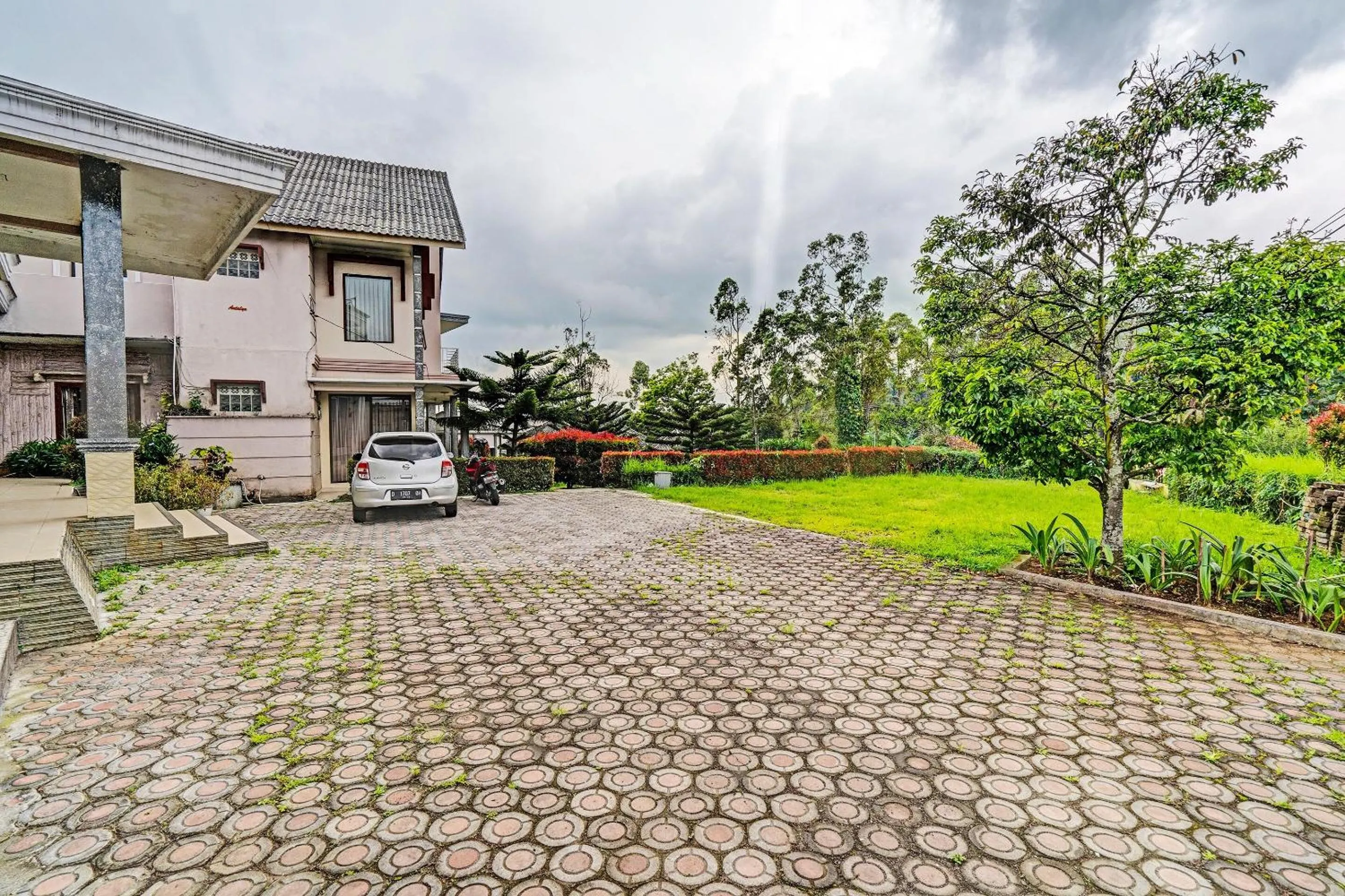Facade/entrance in OYO 92023 Singgasana Cipelah Syariah