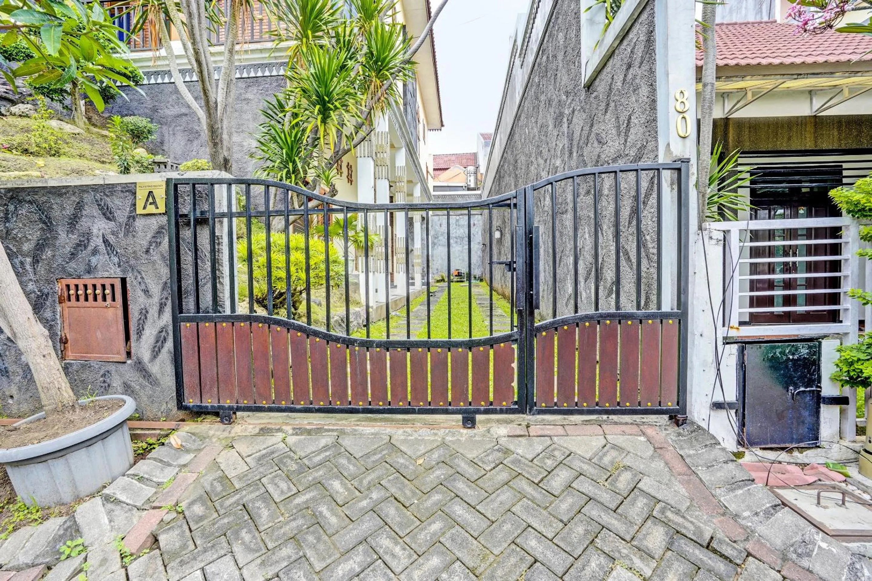 Facade/entrance in OYO Life 92030 Ef Palm Guest House Family