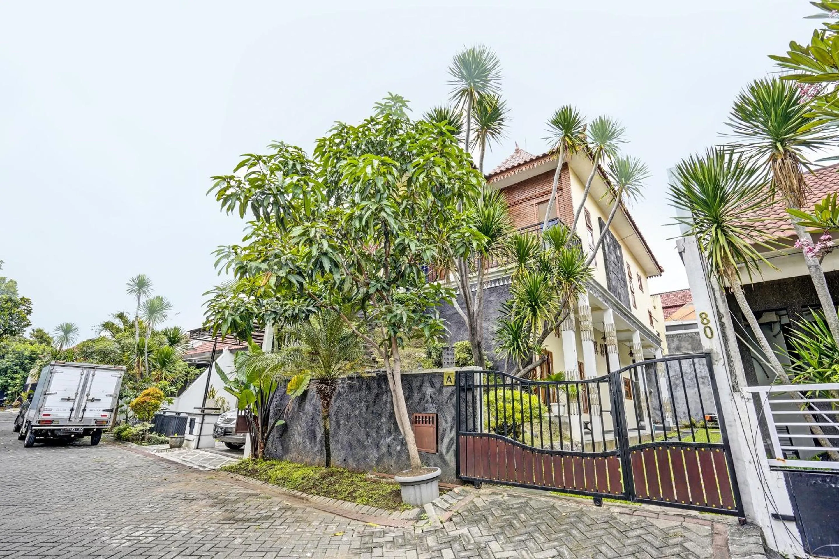 Facade/entrance in OYO Life 92030 Ef Palm Guest House Family