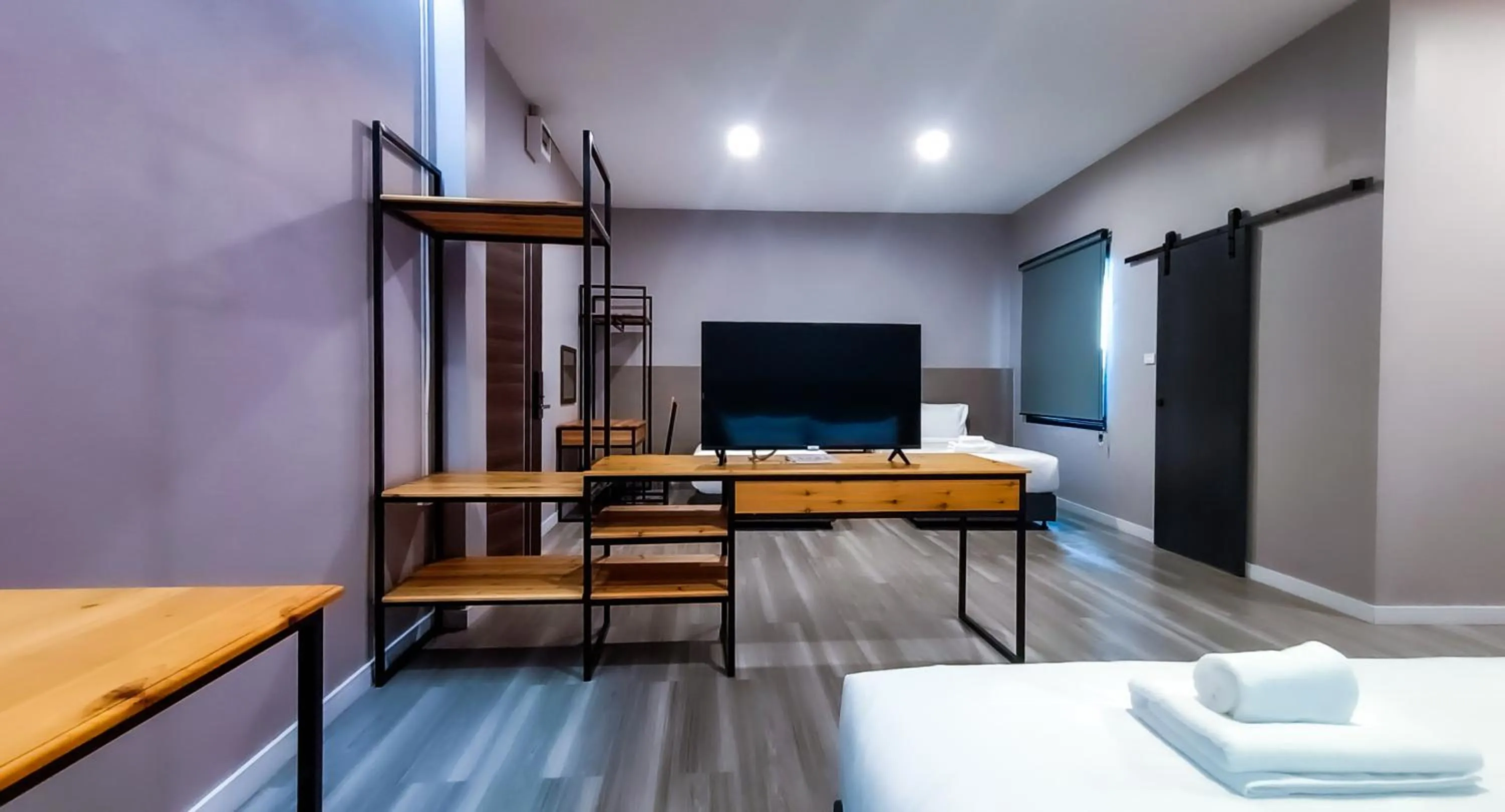 Communal lounge/ TV room, Bed in The Riva Vientiane Hotel