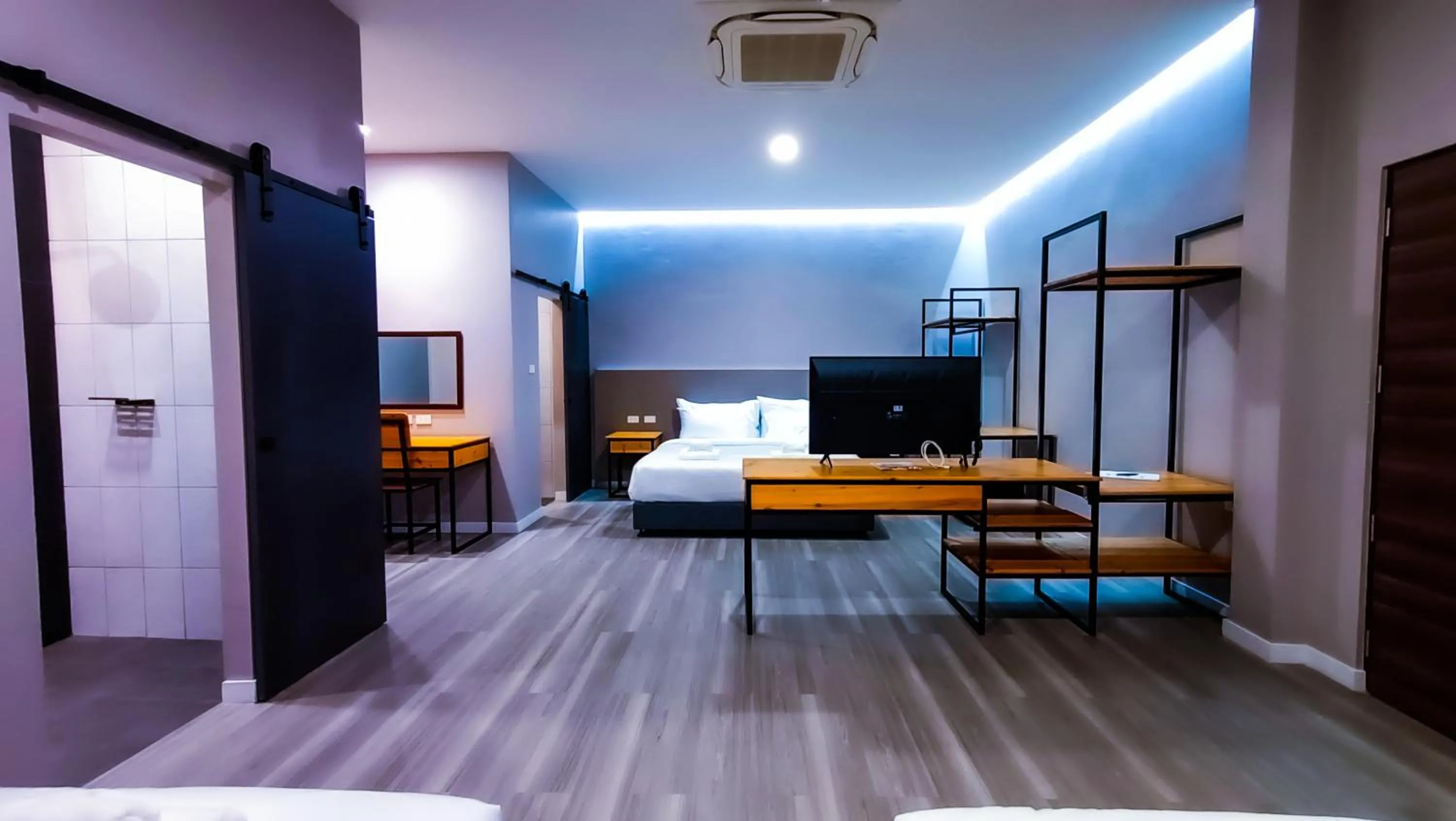 Communal lounge/ TV room, Bed in The Riva Vientiane Hotel