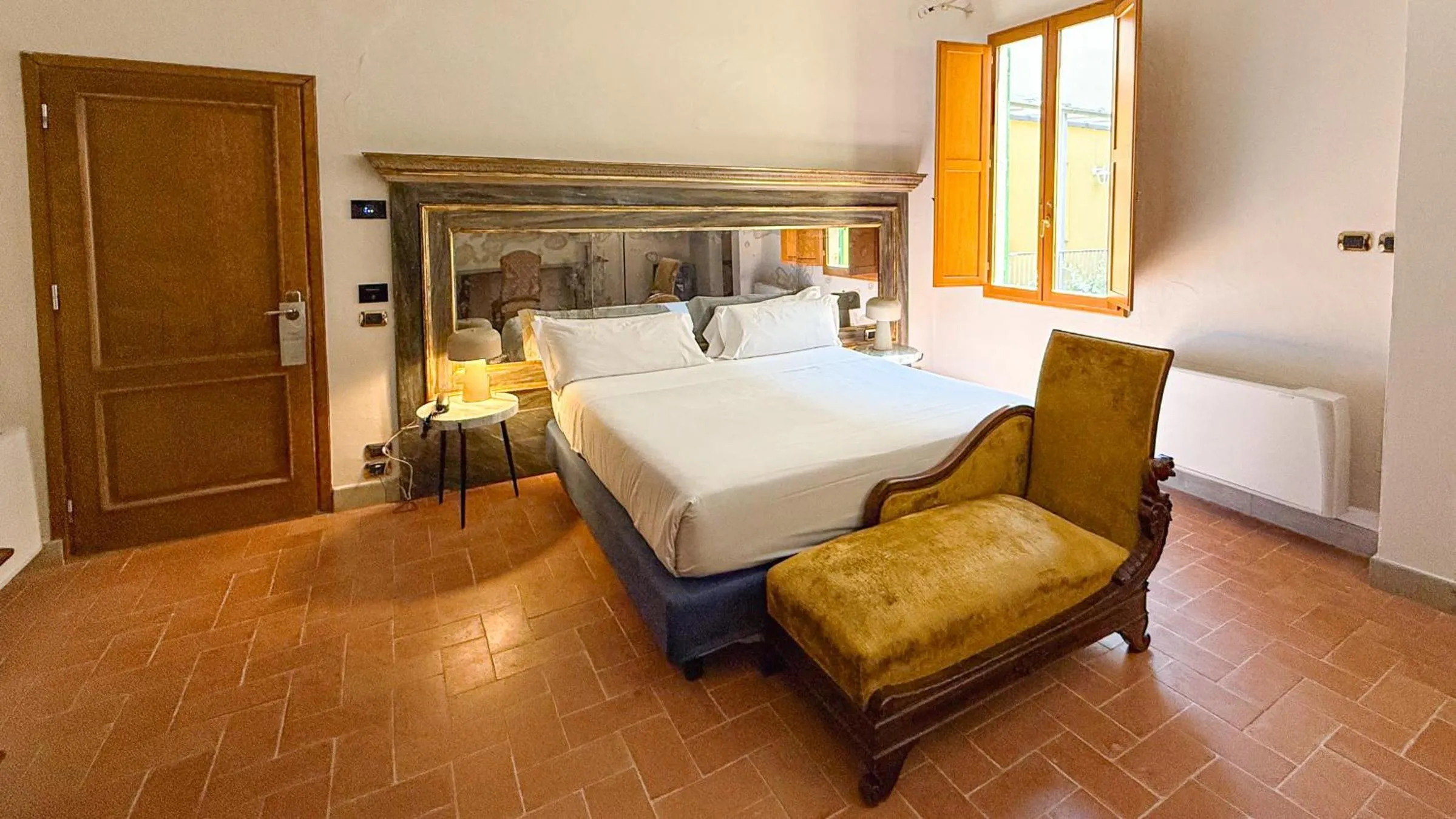 Photo of the whole room, Bed in II Guelfo Bianco