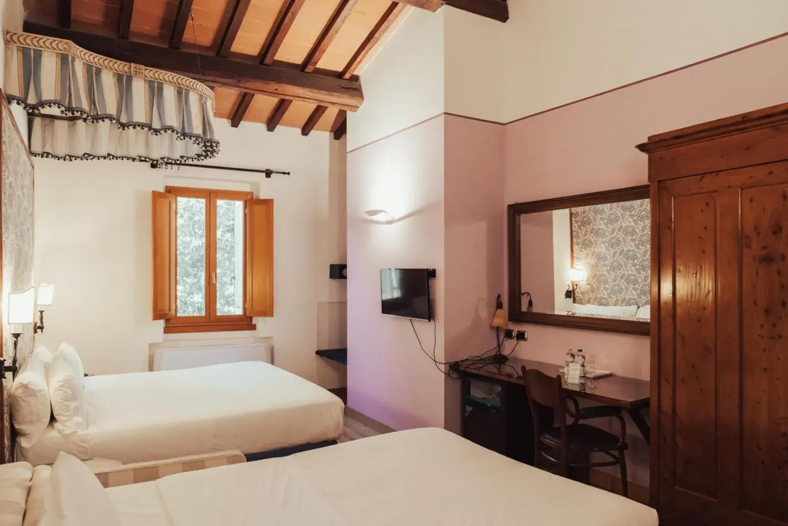 Photo of the whole room, Bed in II Guelfo Bianco Photo of the whole room, Bed in II Guelfo Bianco