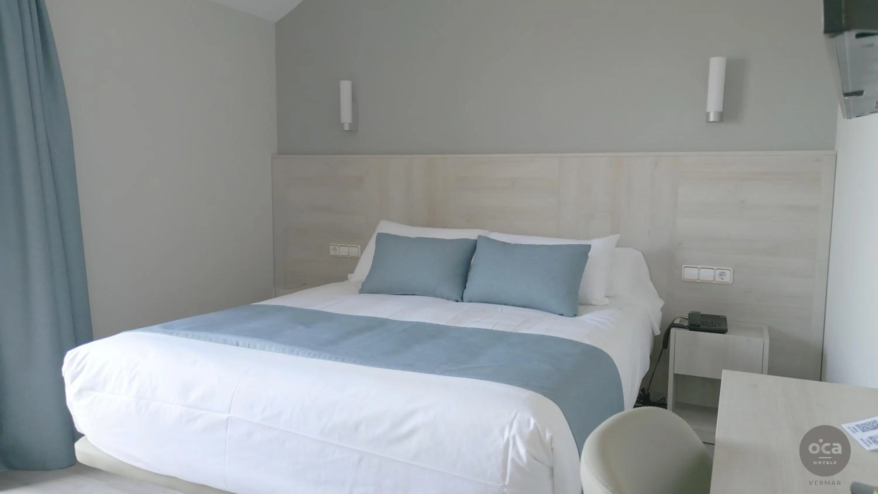 Balcony/Terrace, Bed in Hotel Oca Vermar