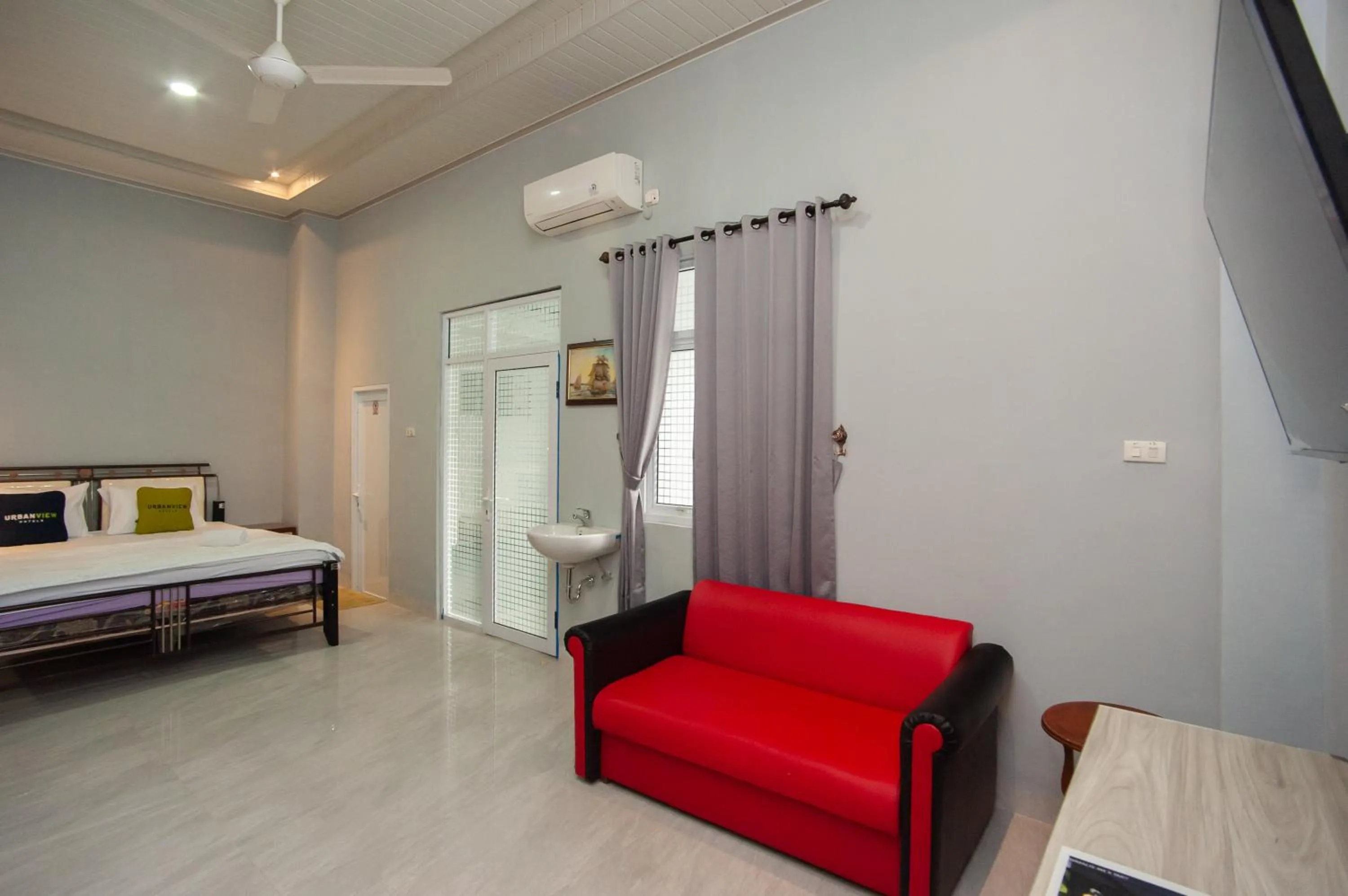 Living room, Bed in Urbanview Hotel Pangeran Palembang by RedDoorz