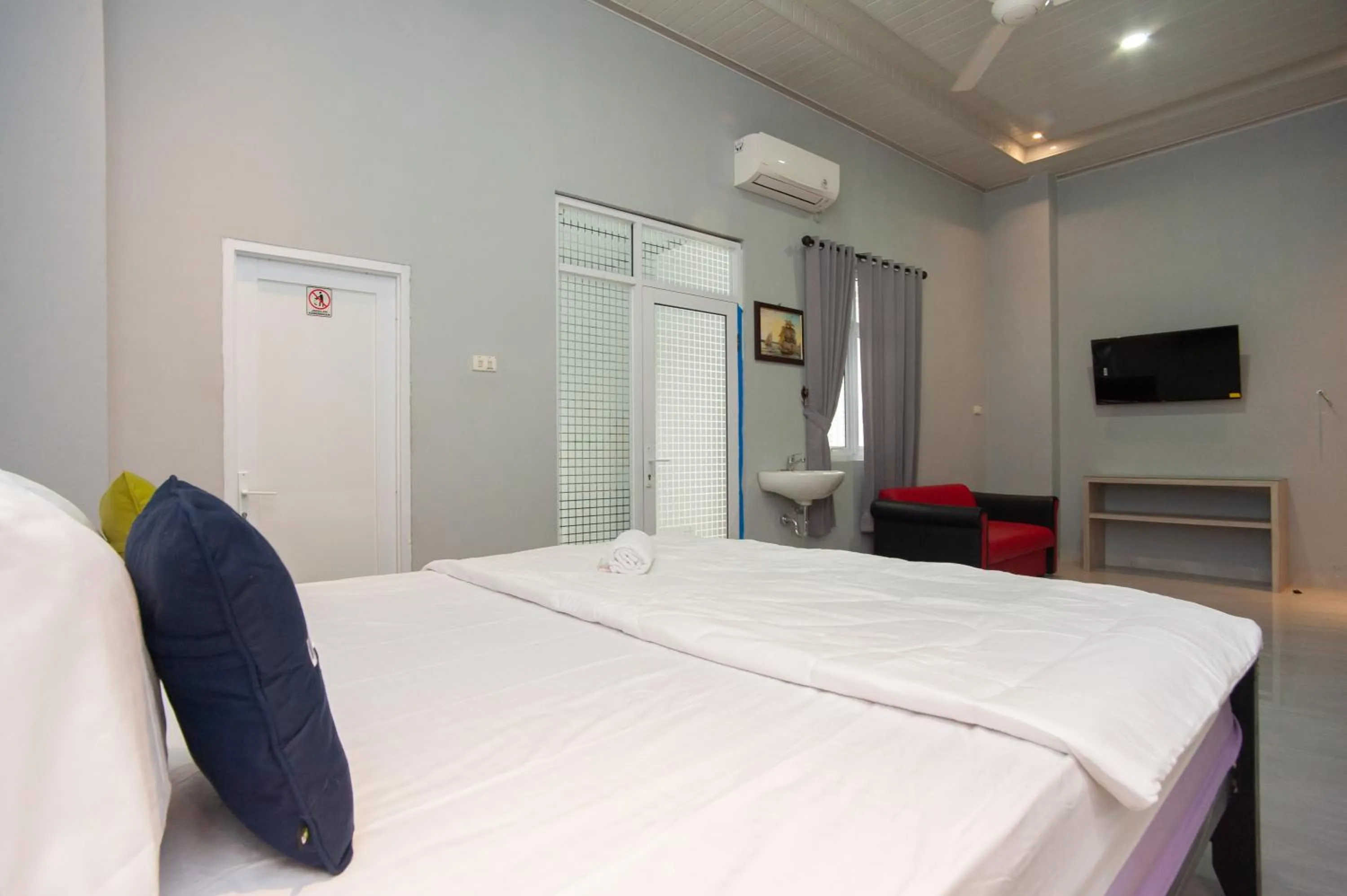 Bedroom, Bed in Urbanview Hotel Pangeran Palembang by RedDoorz