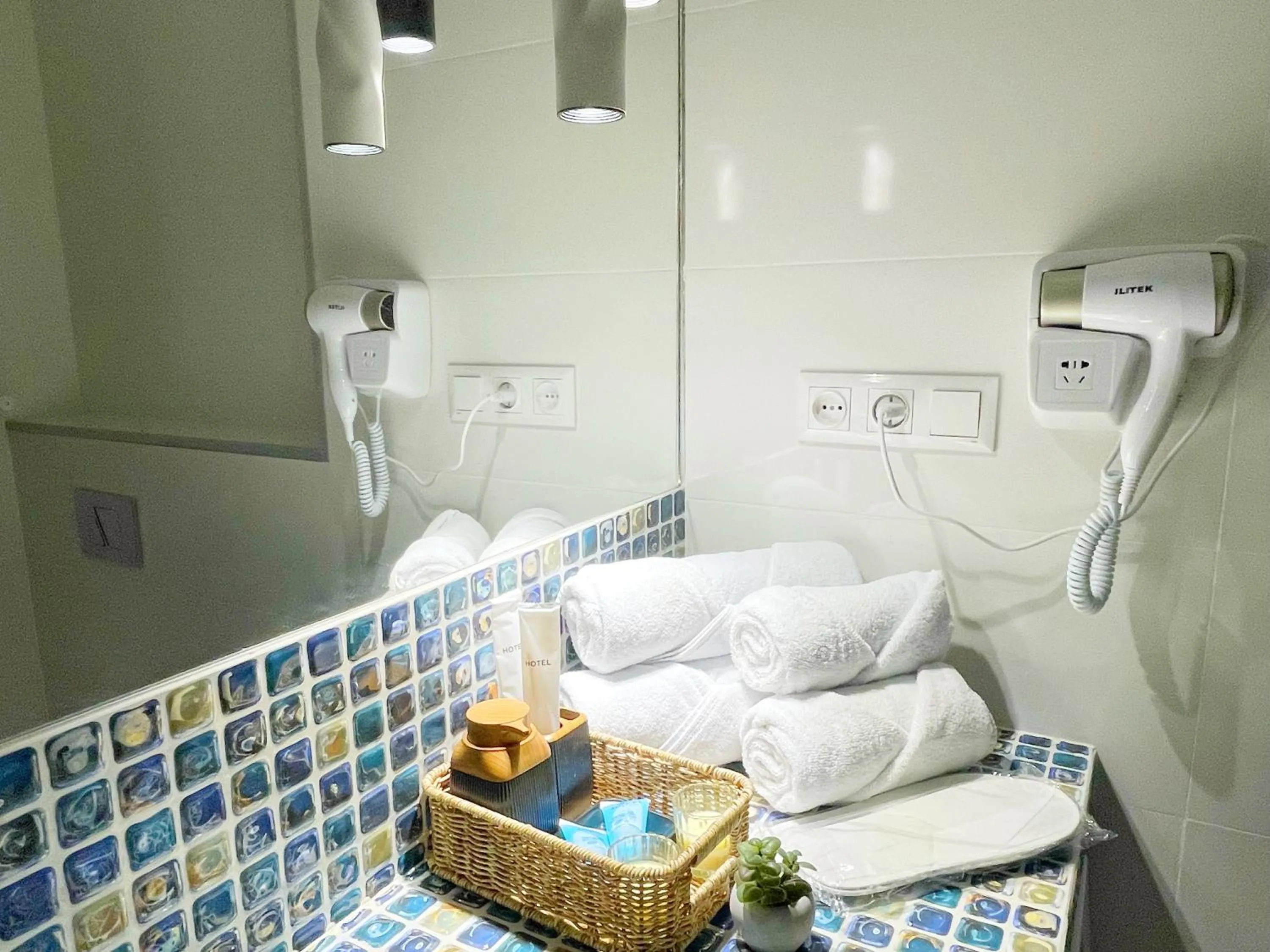 Bathroom, Bed in City Heart Luxury Apartment