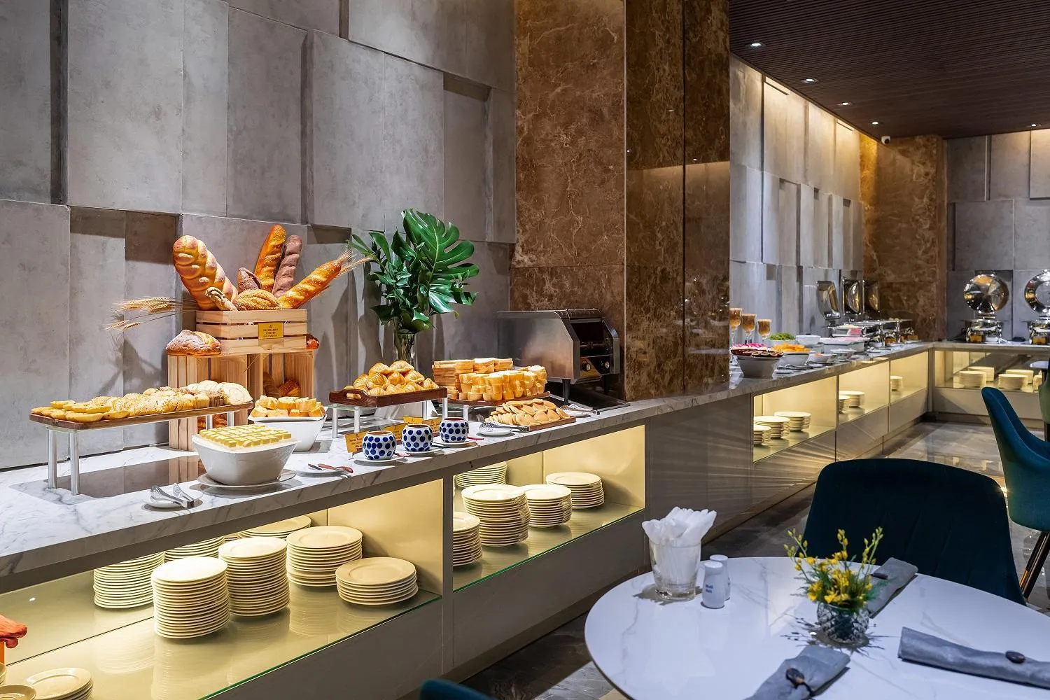 Restaurant/places to eat in Acnos Hotel