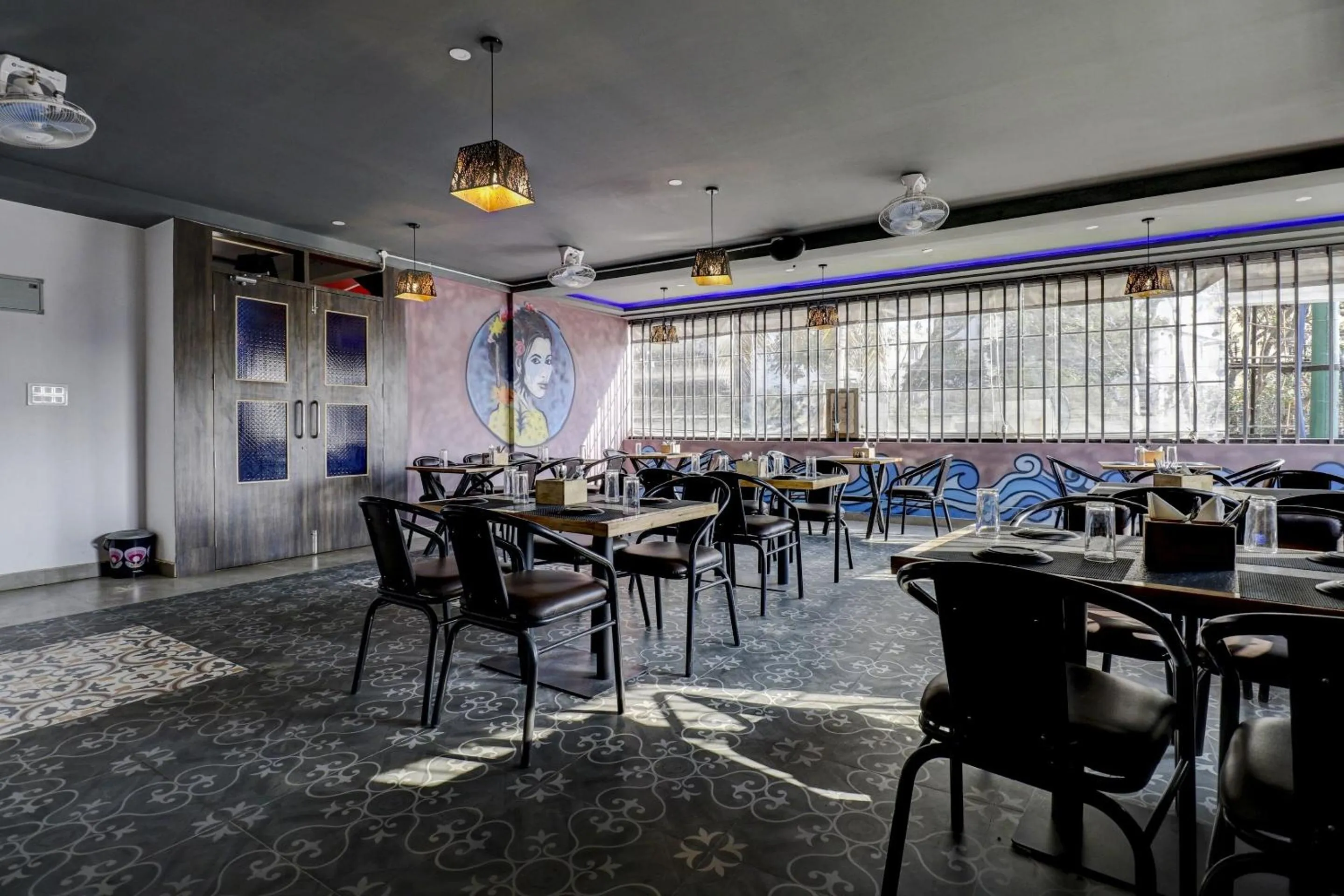 Restaurant/places to eat in Hotel O Canton Hotel