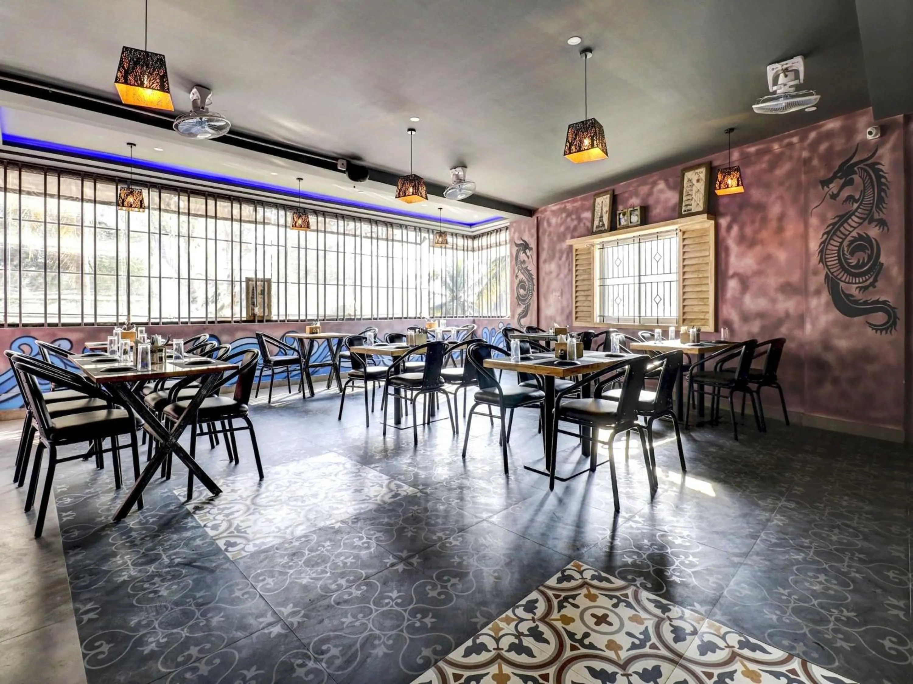 Restaurant/places to eat in Hotel O Canton Hotel