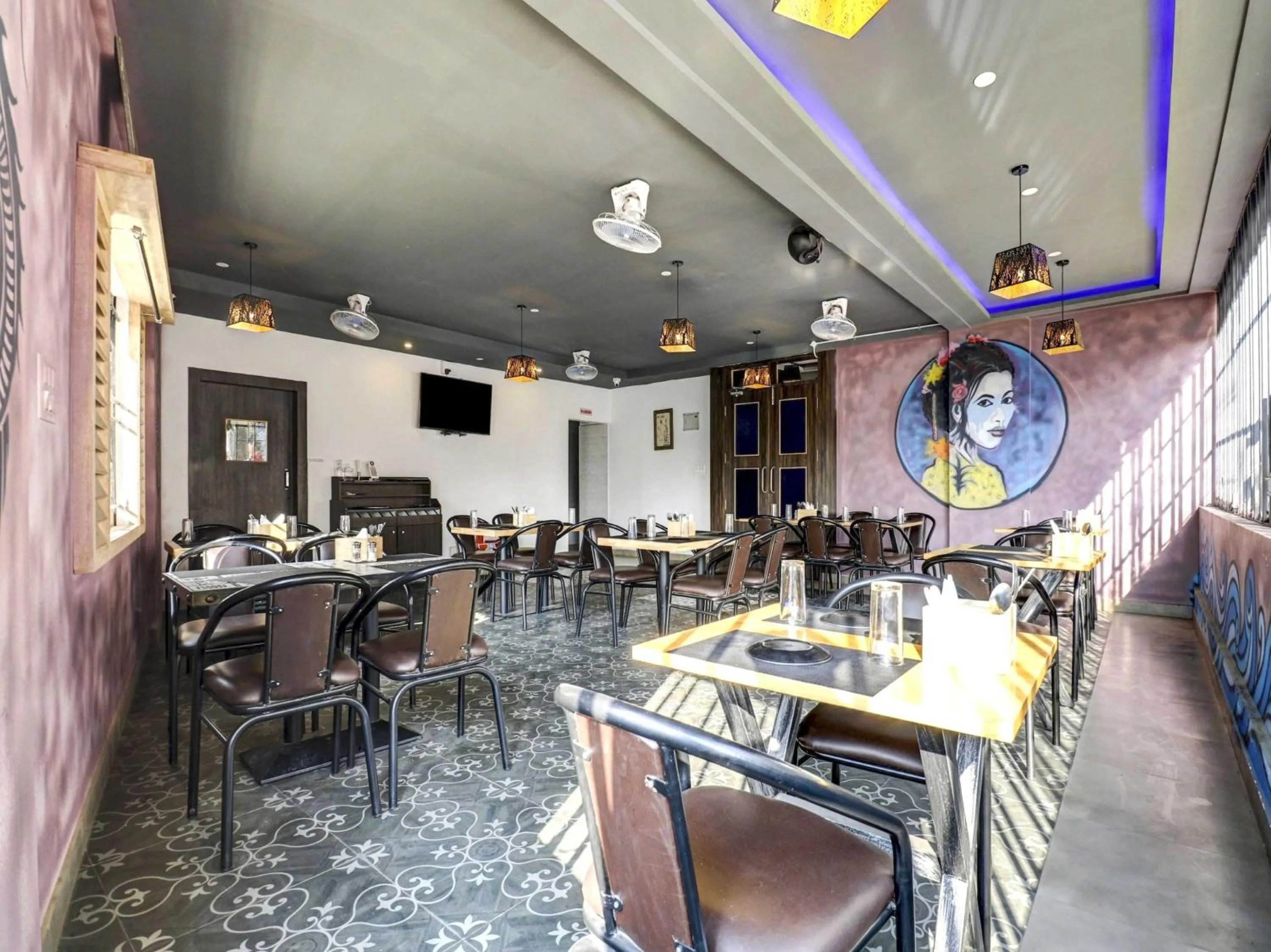 Restaurant/places to eat in Hotel O Canton Hotel