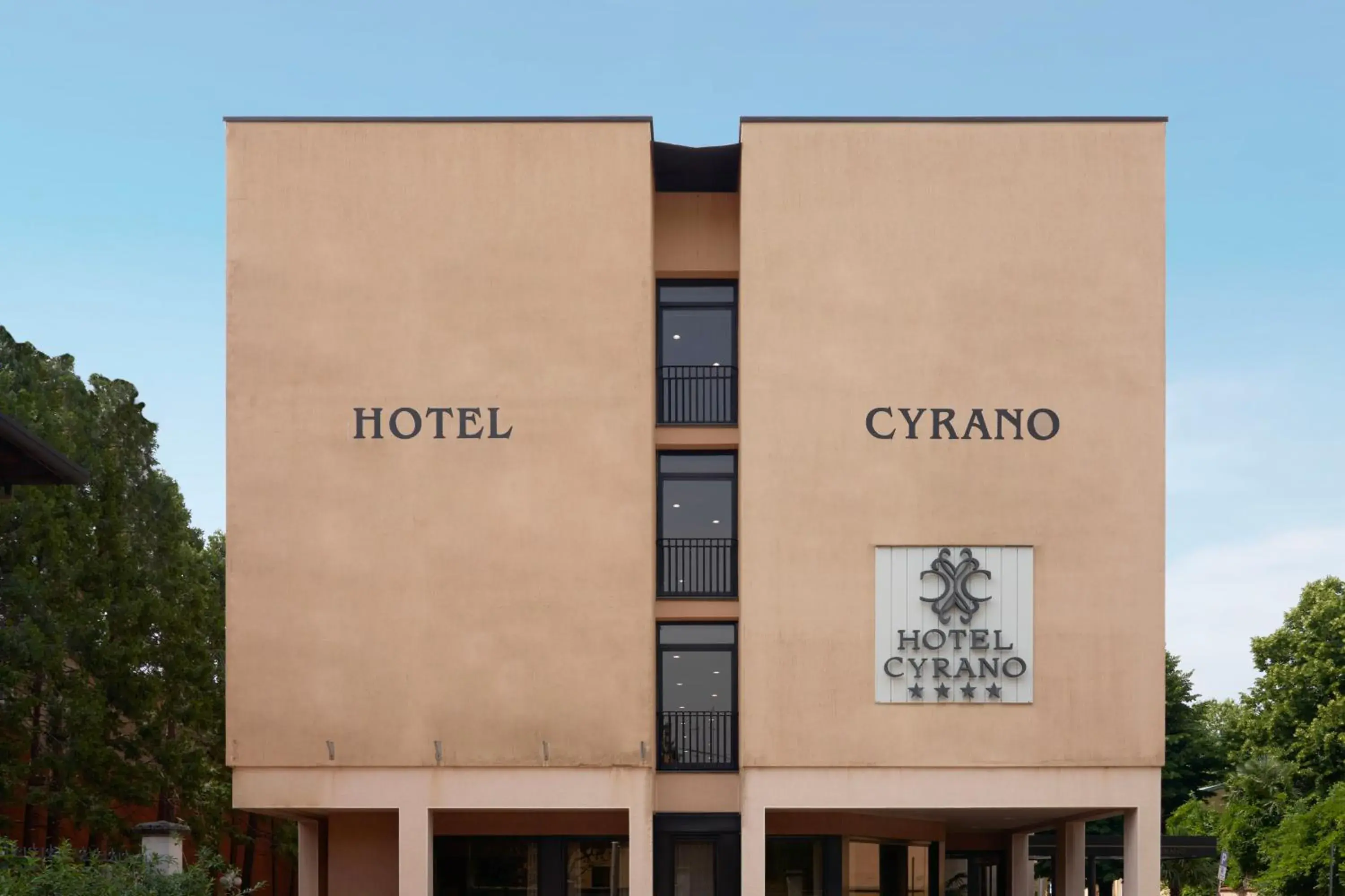 Property building in Hotel Cyrano Property building in Hotel Cyrano