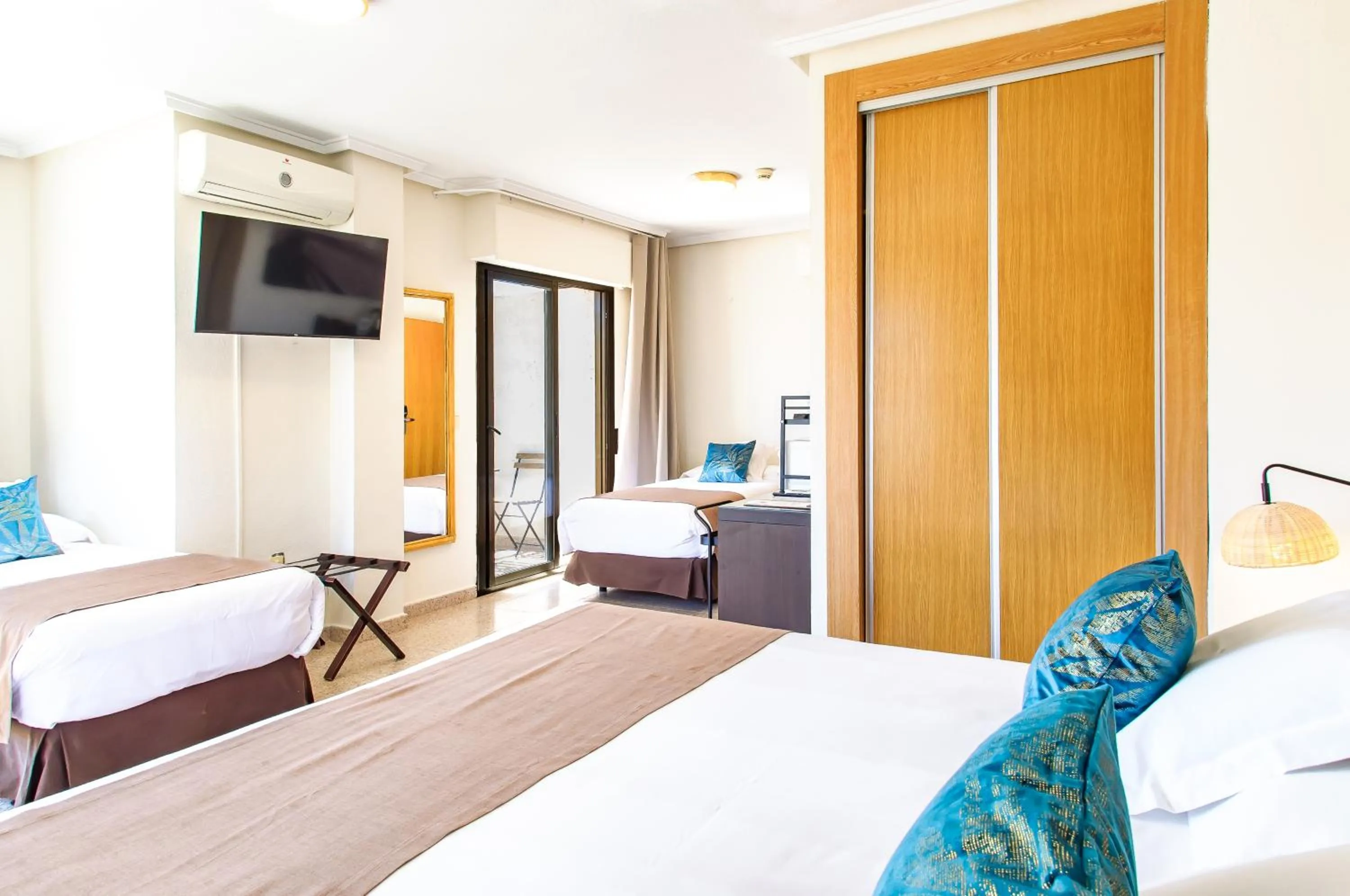 TV and multimedia, Bed in Hotel Eden Mar