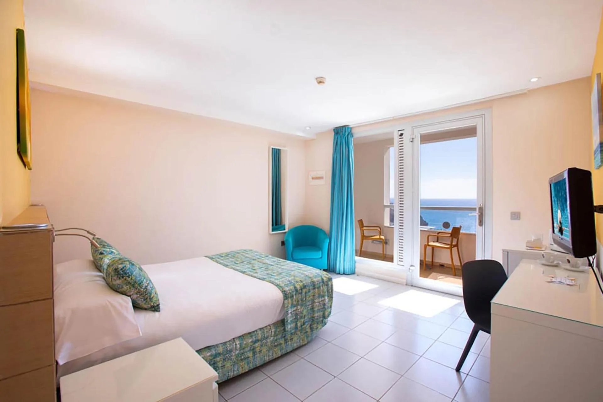 Photo of the whole room, Bed in Servatur Riosol